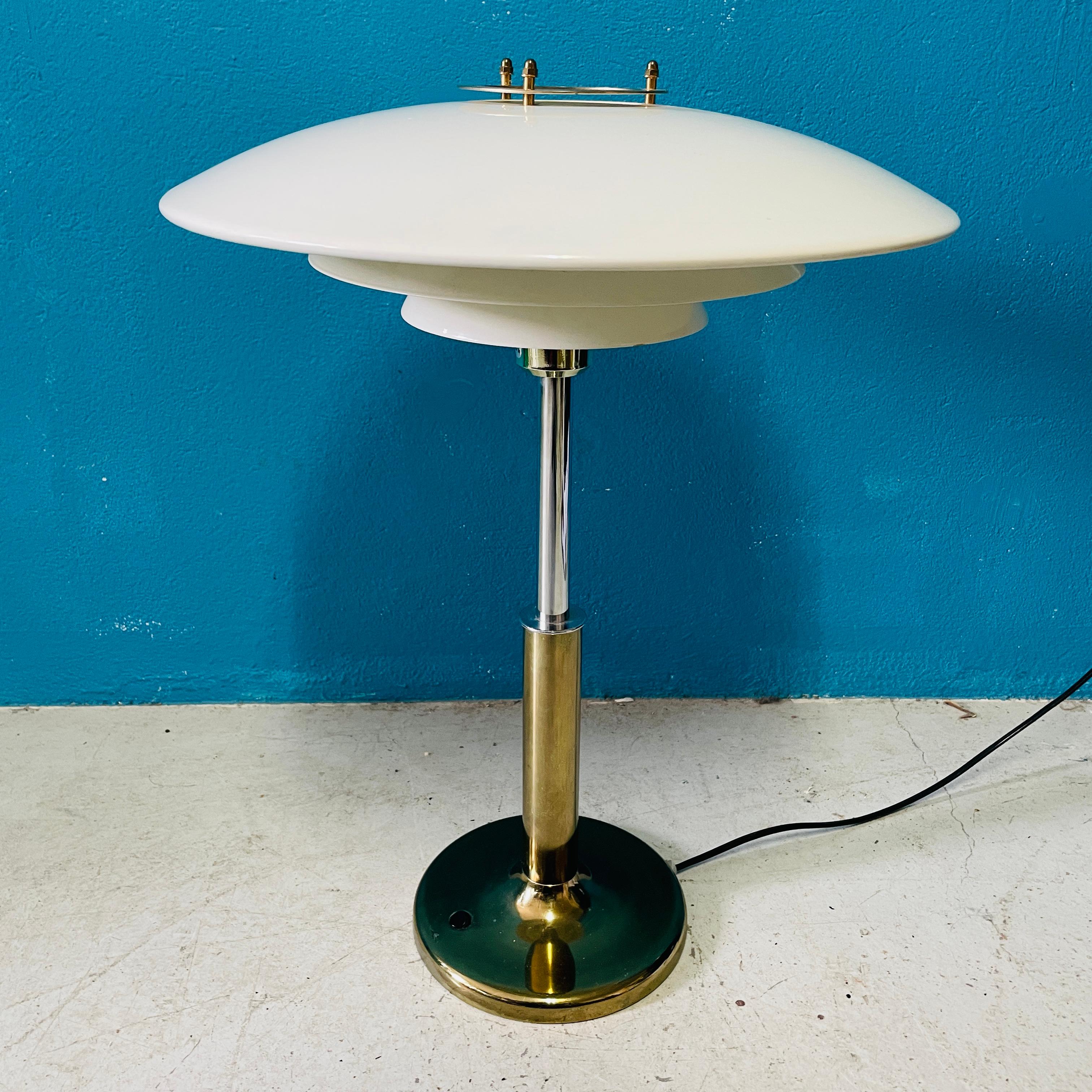 Schöne skandinavische Tischlampe im Stil von Louis Poulsen. (Skandinavische Moderne)