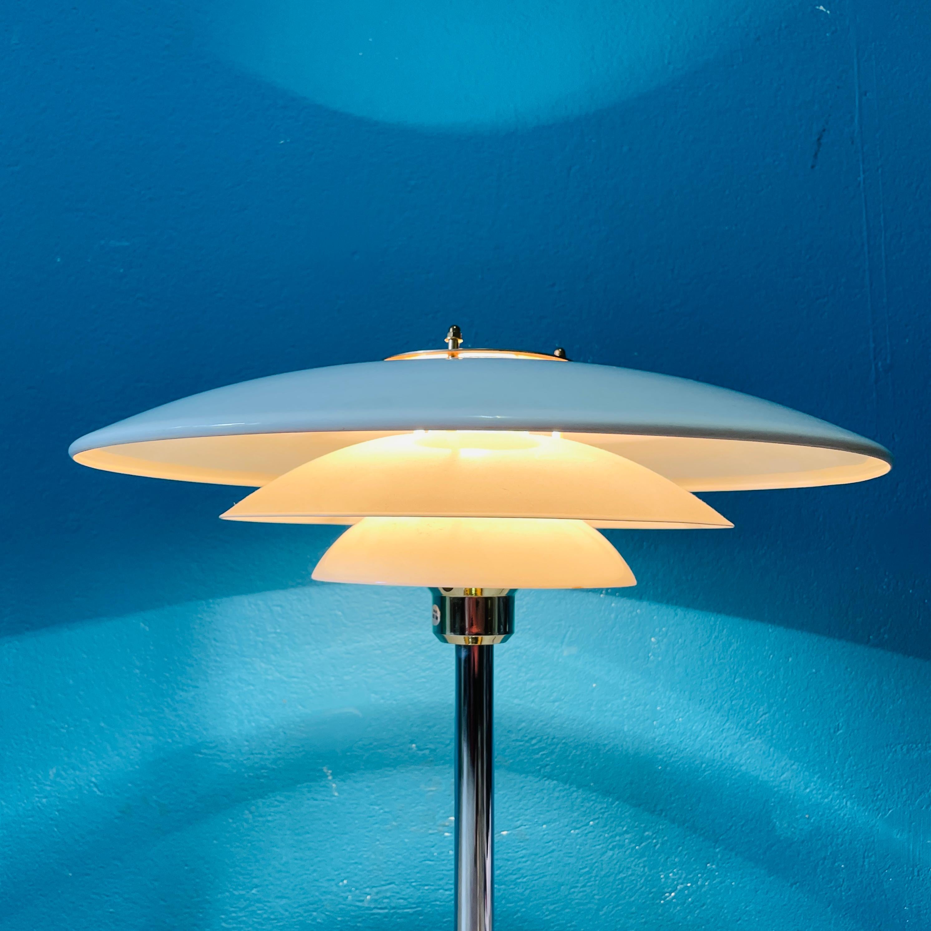 20ième siècle Belle lampe de bureau scandinave, style Louis Poulsen.  en vente