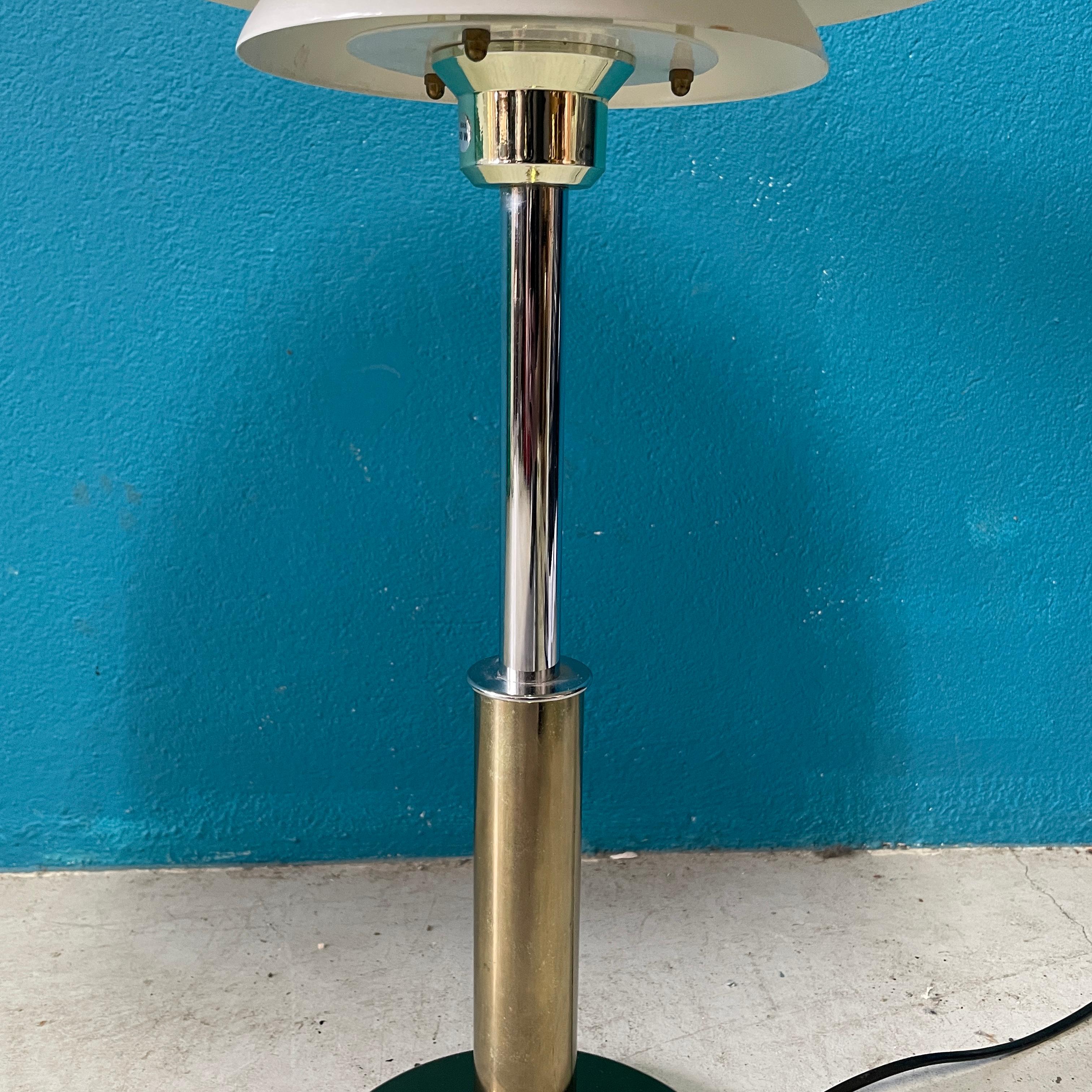 Schöne skandinavische Tischlampe im Stil von Louis Poulsen. 2