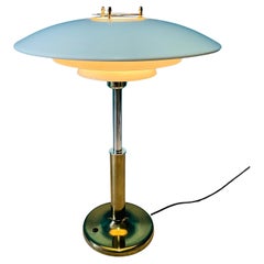 Bellissima lampada da tavolo scandinava, stile Louis Poulsen. 