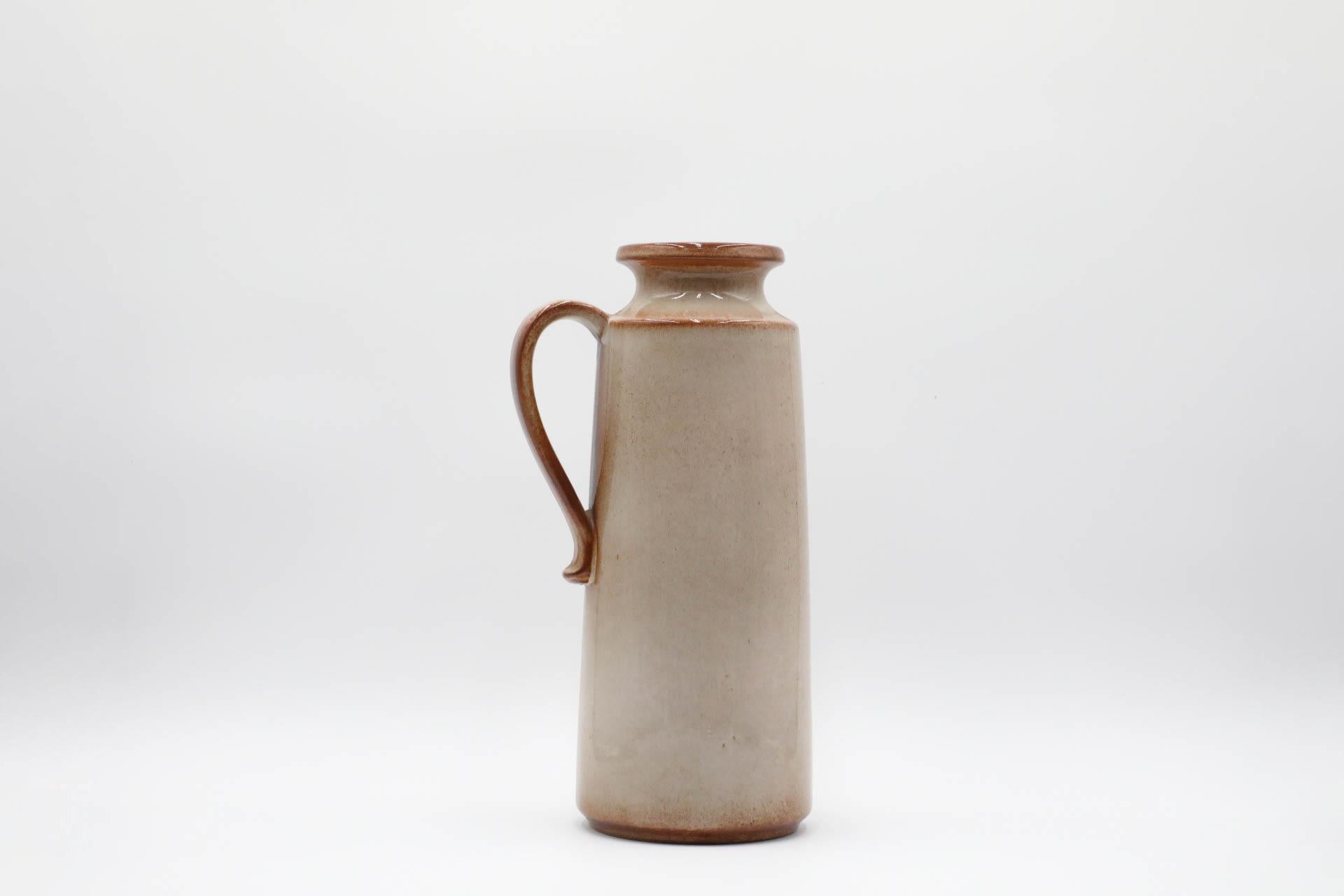 eautiful West German vase or ug. Auf der Unterseite gestempelt '401-35'. Die Kunstkeramik der 1950er bis 1970er Jahre, die als das goldene Zeitalter der Keramik gilt, ist für ihre experimentellen und experimentellen Glasuren, Formen, Farben und