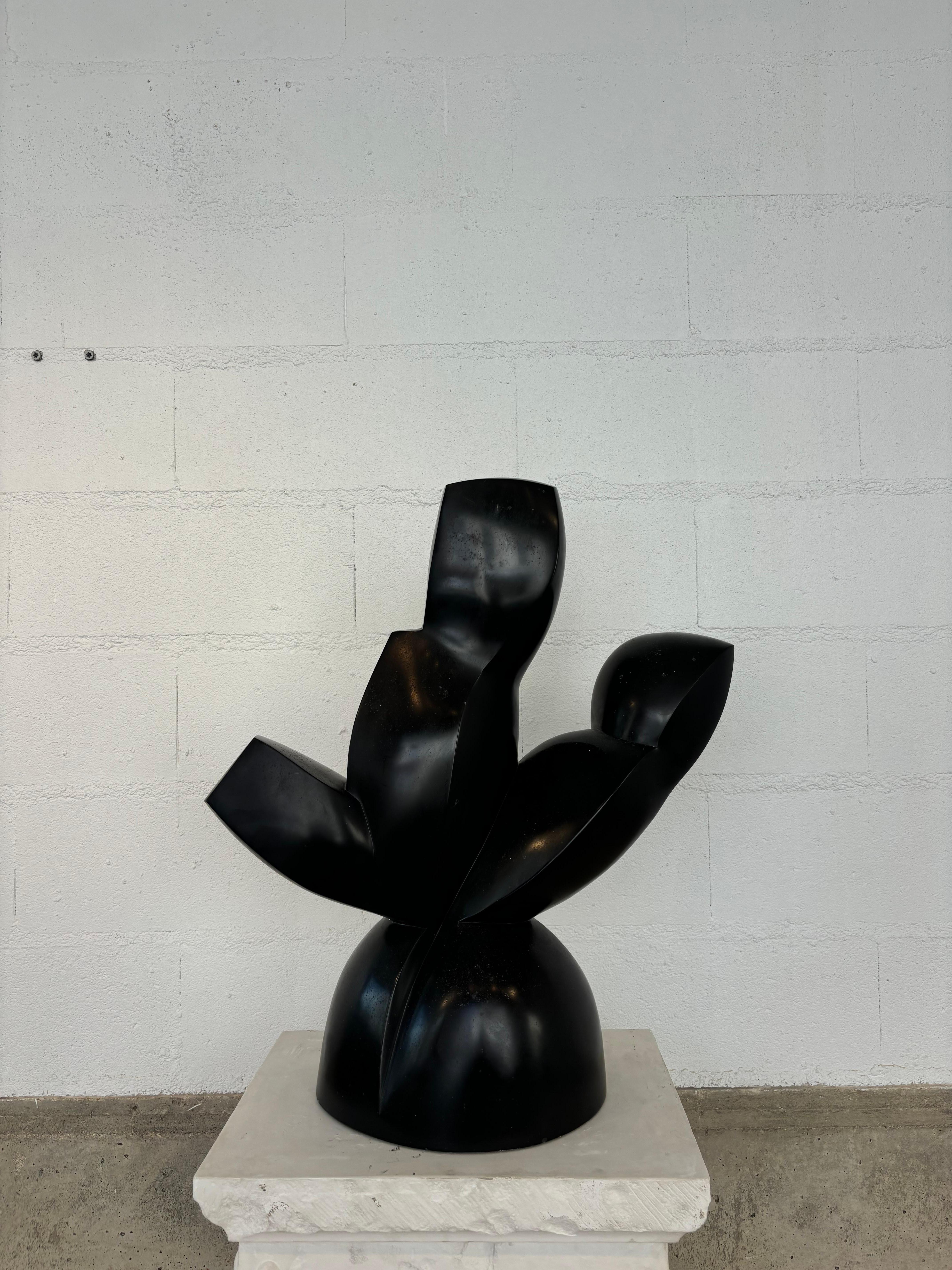 Splendide sculpture par Pol Spilliaert en marbre noir de Belgique. 
Superbe présence, très jolie ronde bosse. 
Chaque pan de la sculpture est travaillée. Elle provient de son atelier. 