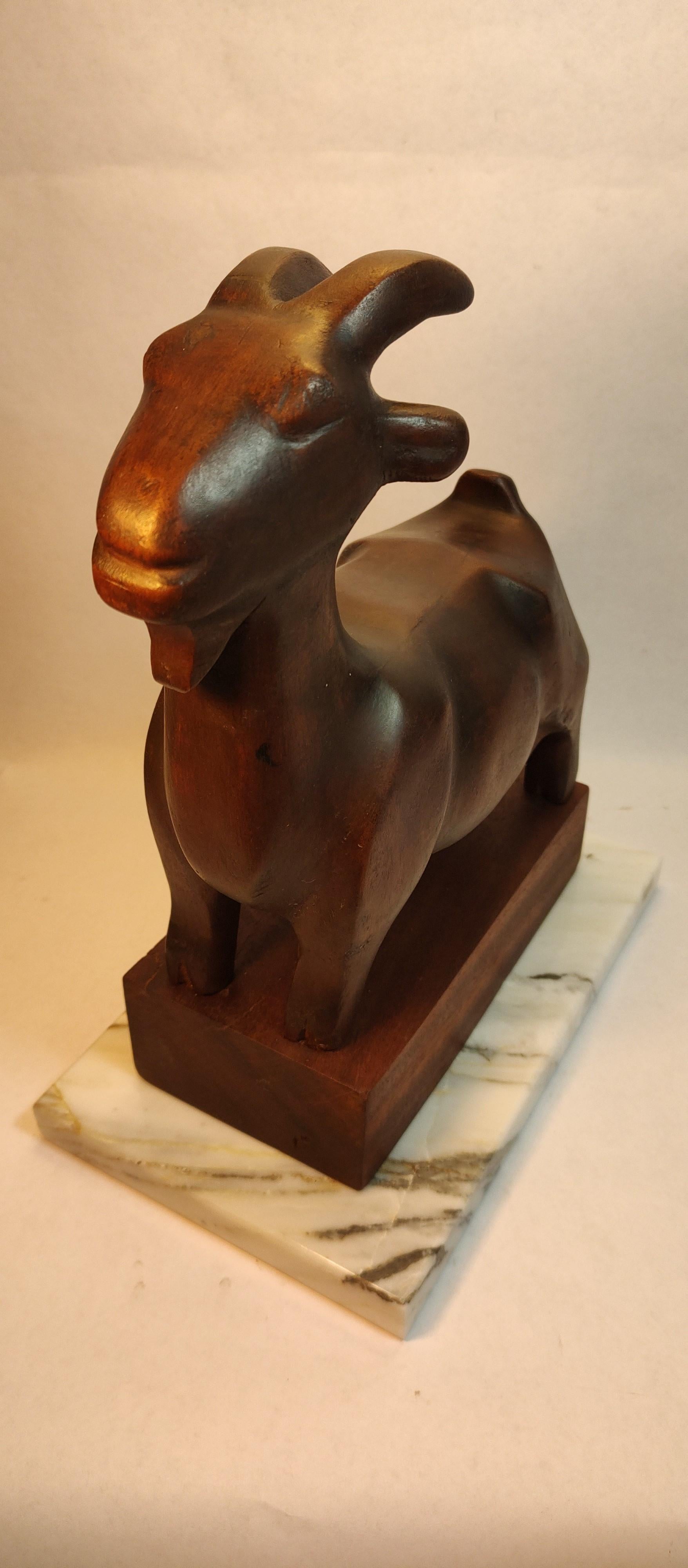 Sculpté à la main Magnifique sculpture de chèvre sculptée dans le bois par un artiste israélien en vente