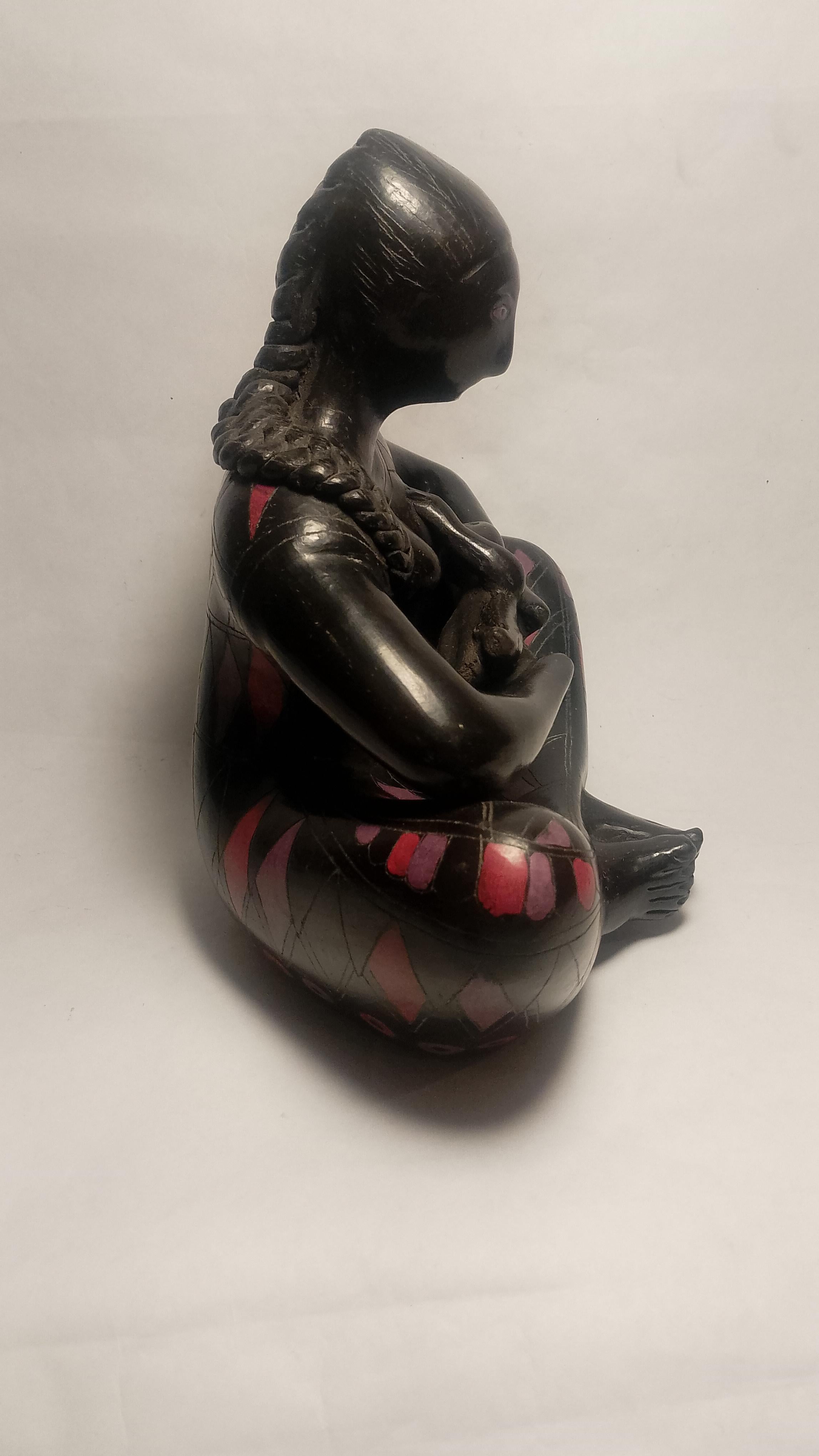 Mid-Century moderno Bellissima scultura di Madre con in braccio un bambino in argilla nera di Manuel Felguérez in vendita