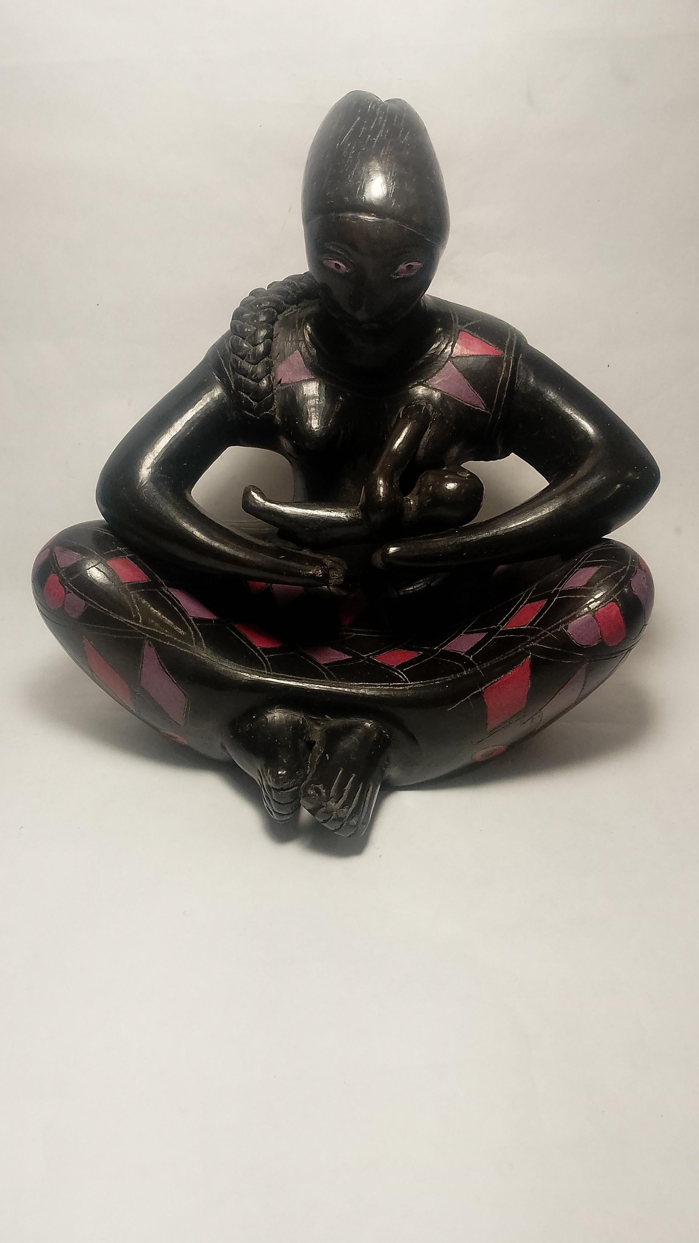 Messicano Bellissima scultura di Madre con in braccio un bambino in argilla nera di Manuel Felguérez in vendita