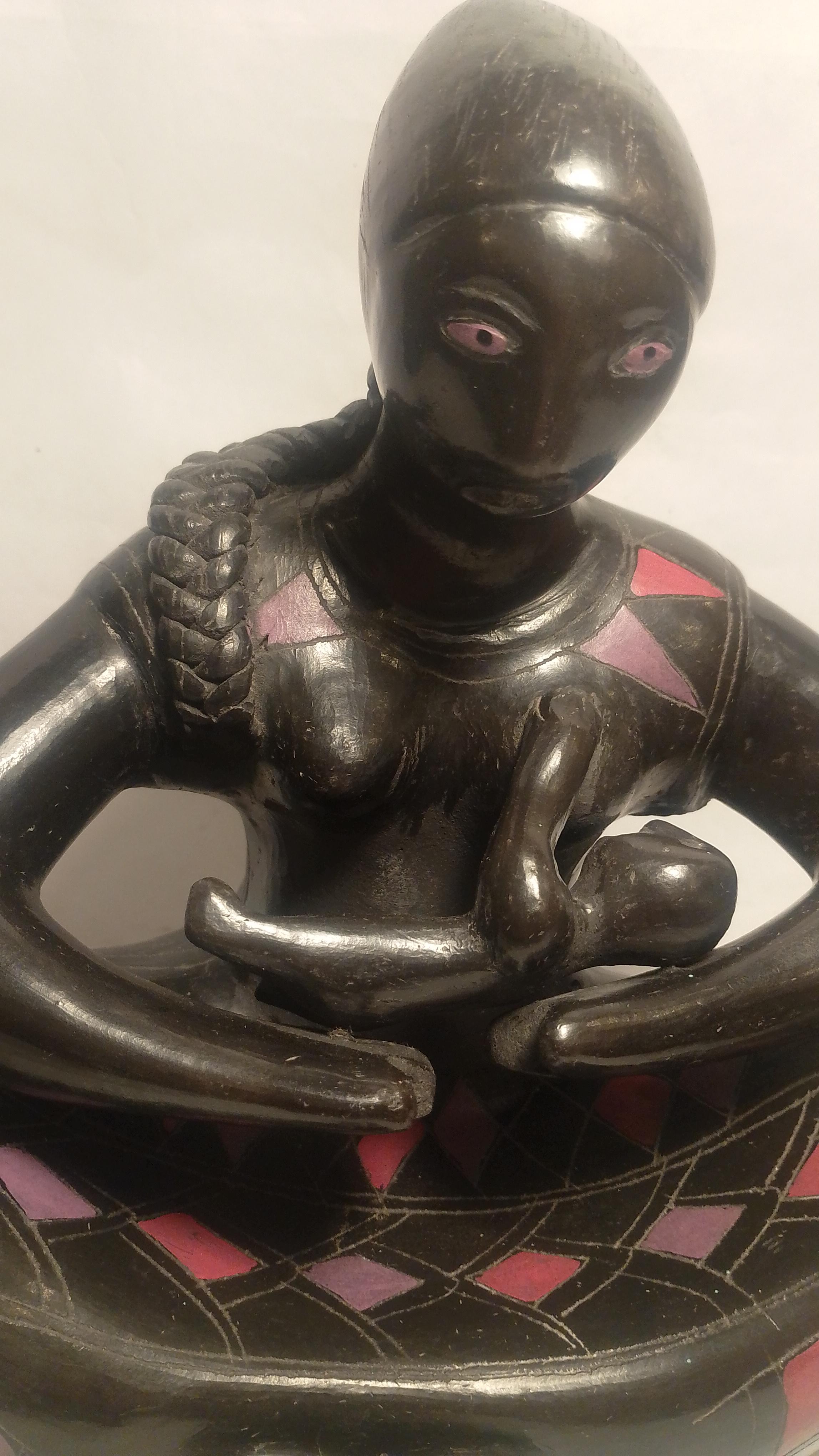 Fatto a mano Bellissima scultura di Madre con in braccio un bambino in argilla nera di Manuel Felguérez in vendita