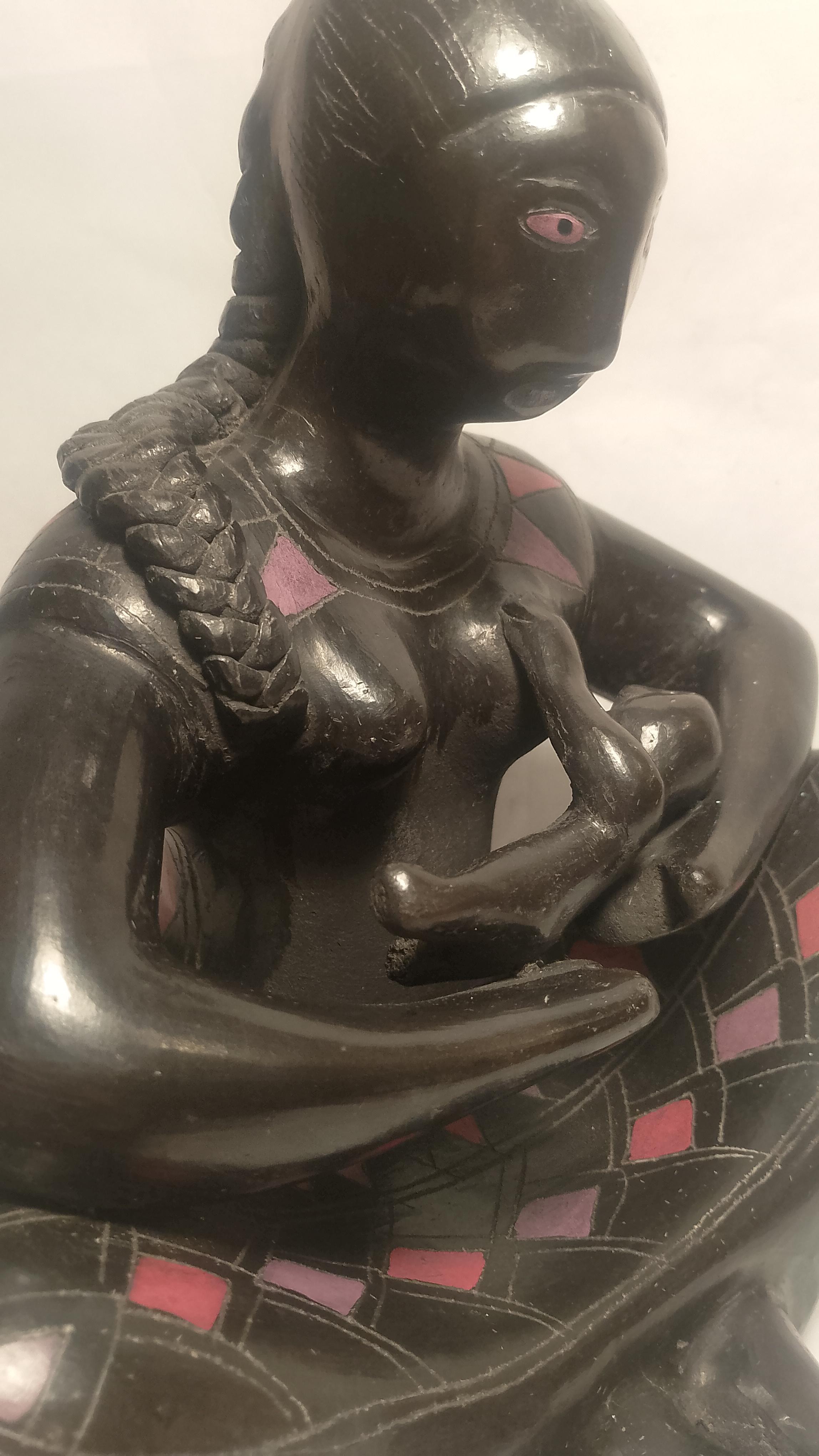 Bellissima scultura di Madre con in braccio un bambino in argilla nera di Manuel Felguérez In condizioni buone in vendita a Mexico, DF