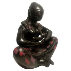 Preciosa Escultura de Madre sosteniendo a un Bebé en barro negro de Manuel Felguérez