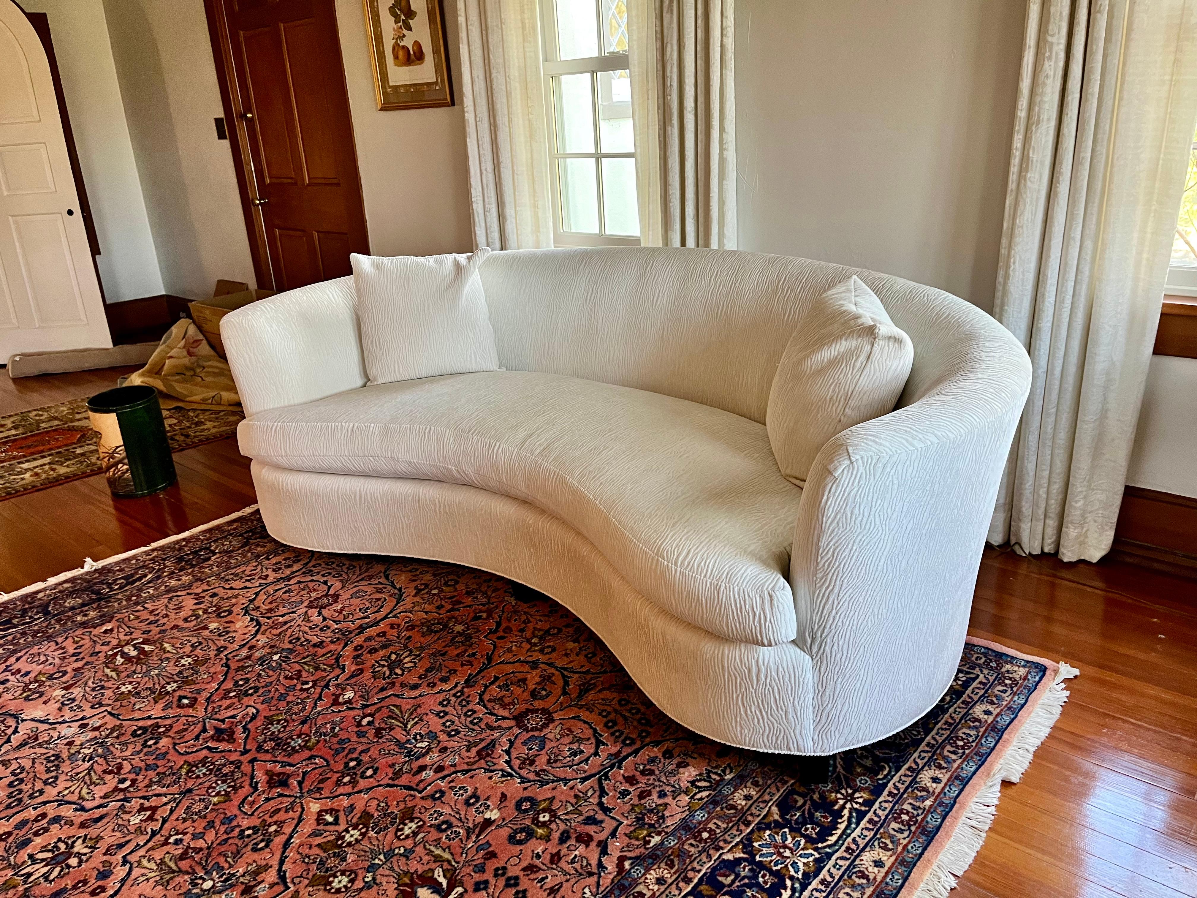 Beautiful Sensuous Curved Kidney Shaped Opera Sofa by Baker Furniture In Good Condition For Sale In Hopewell, NJ