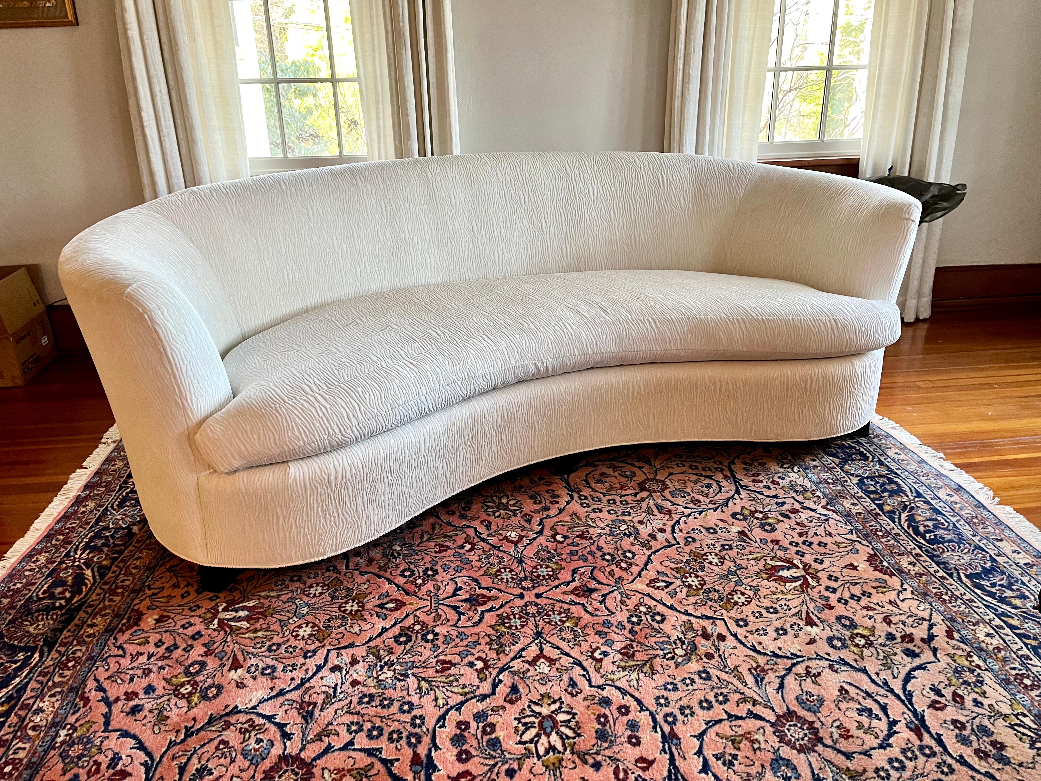 Tissu d'ameublement Magnifique canapé d'opéra incurvé en forme de rein par Baker Furniture en vente
