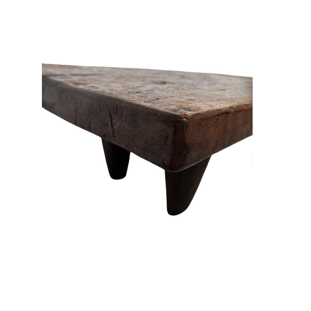 Elaborada a partir de un único bloque de madera, esta exquisita mesa de centro antigua cuenta con asombrosos detalles tallados a mano que han envejecido con gracia a lo largo del tiempo, creando una pátina cautivadora. 

En consonancia con la