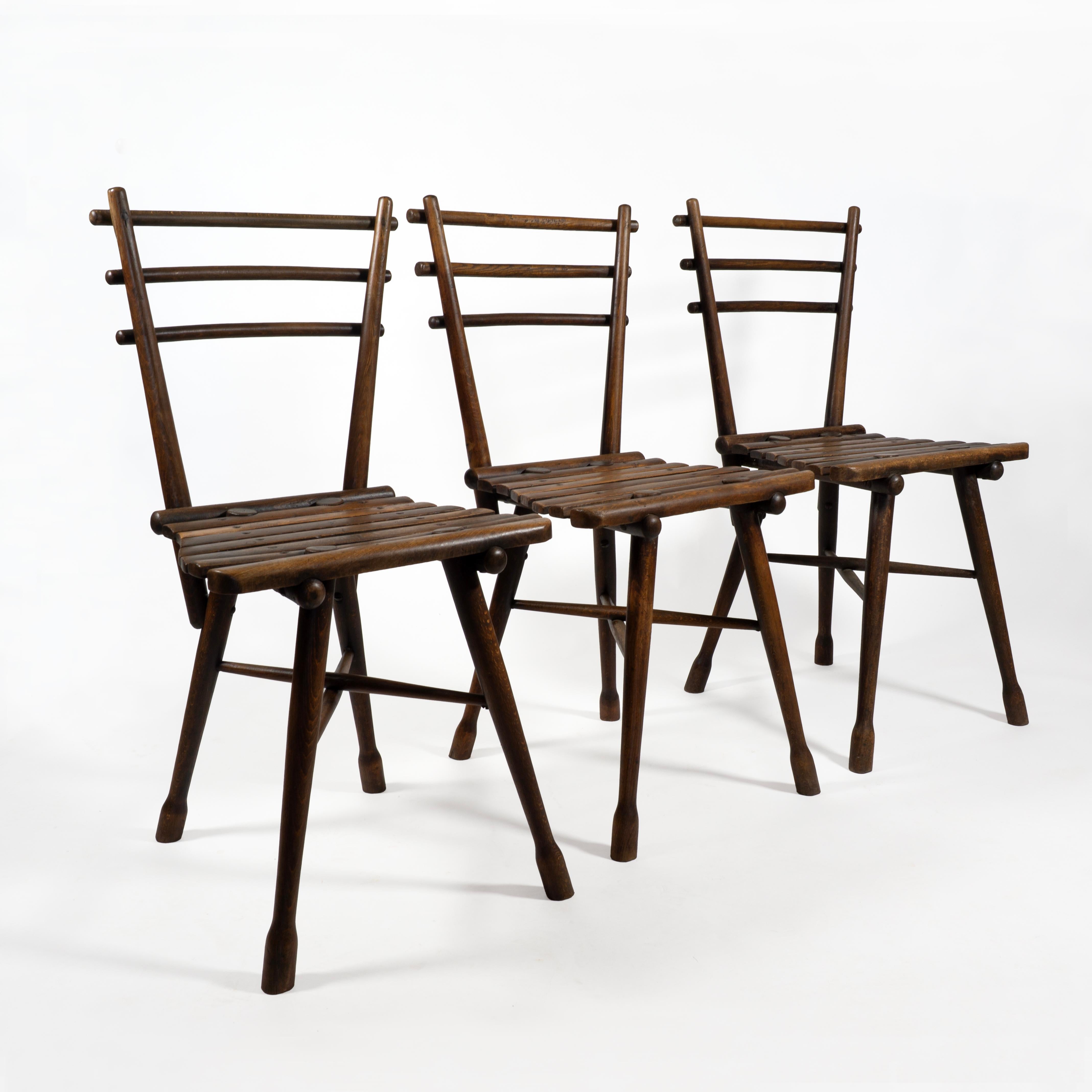 Zeitloser und seltener Satz von drei Thonet Gartenstühlen aus Massivholz, hergestellt in Österreich. 
Der Gartenstuhl Nr. 4 hat eine geknotete Struktur, die erstmals von den Gebrüdern Thonet im späten neunzehnten Jahrhundert (1891) entworfen wurde.