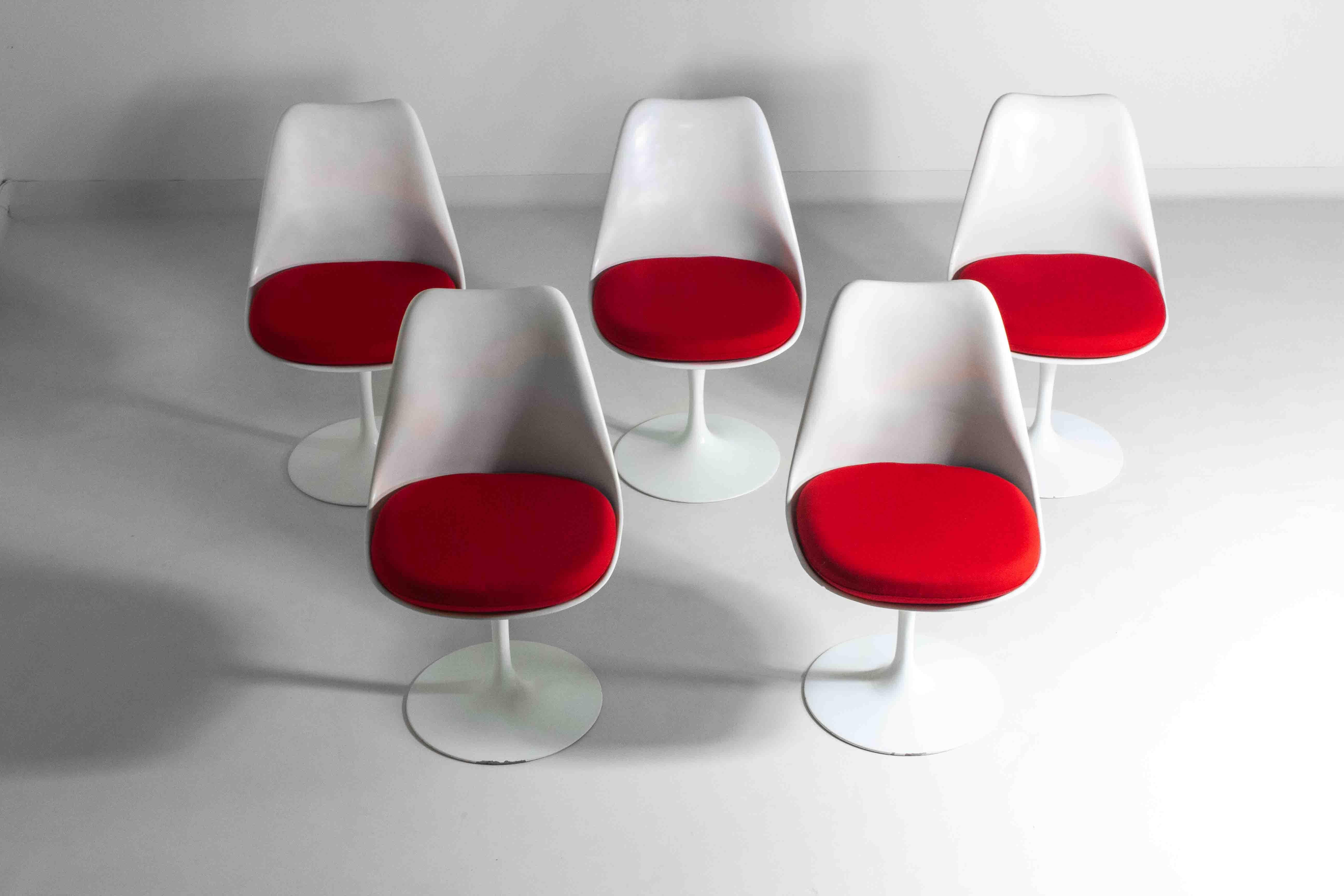 Eero Saarinen’s Tulip chair, designed in 1955-56 as part of his Pedestal Collection for Knoll, is a real modernist icon. Saarinen sought to solve the issue of “the slum of legs” in traditional furniture by creating a chair with a single pedestal