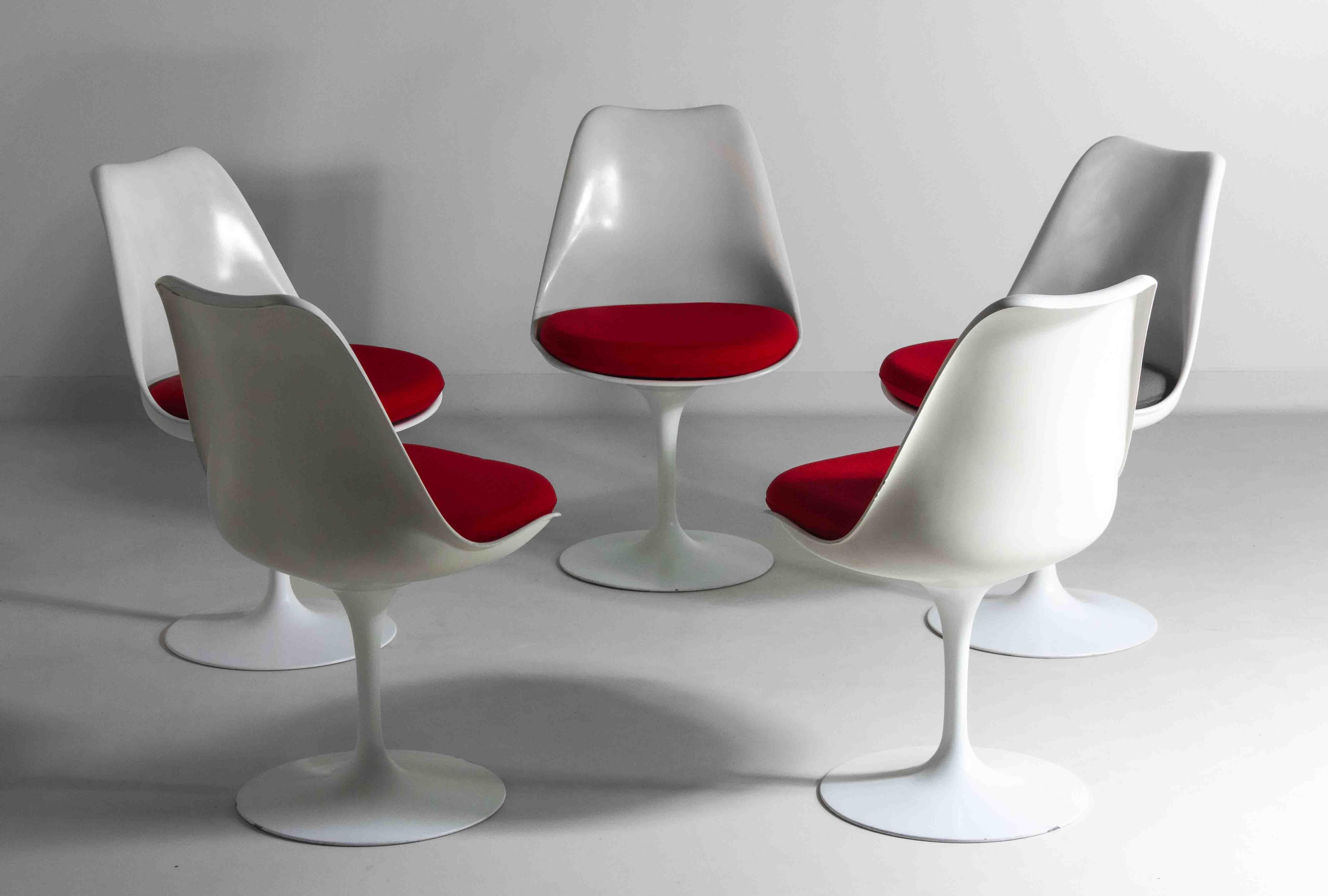 Late 20th Century Beautiful set of 5 tulip chairs by Eero Saarinen for Knoll International, 1970s