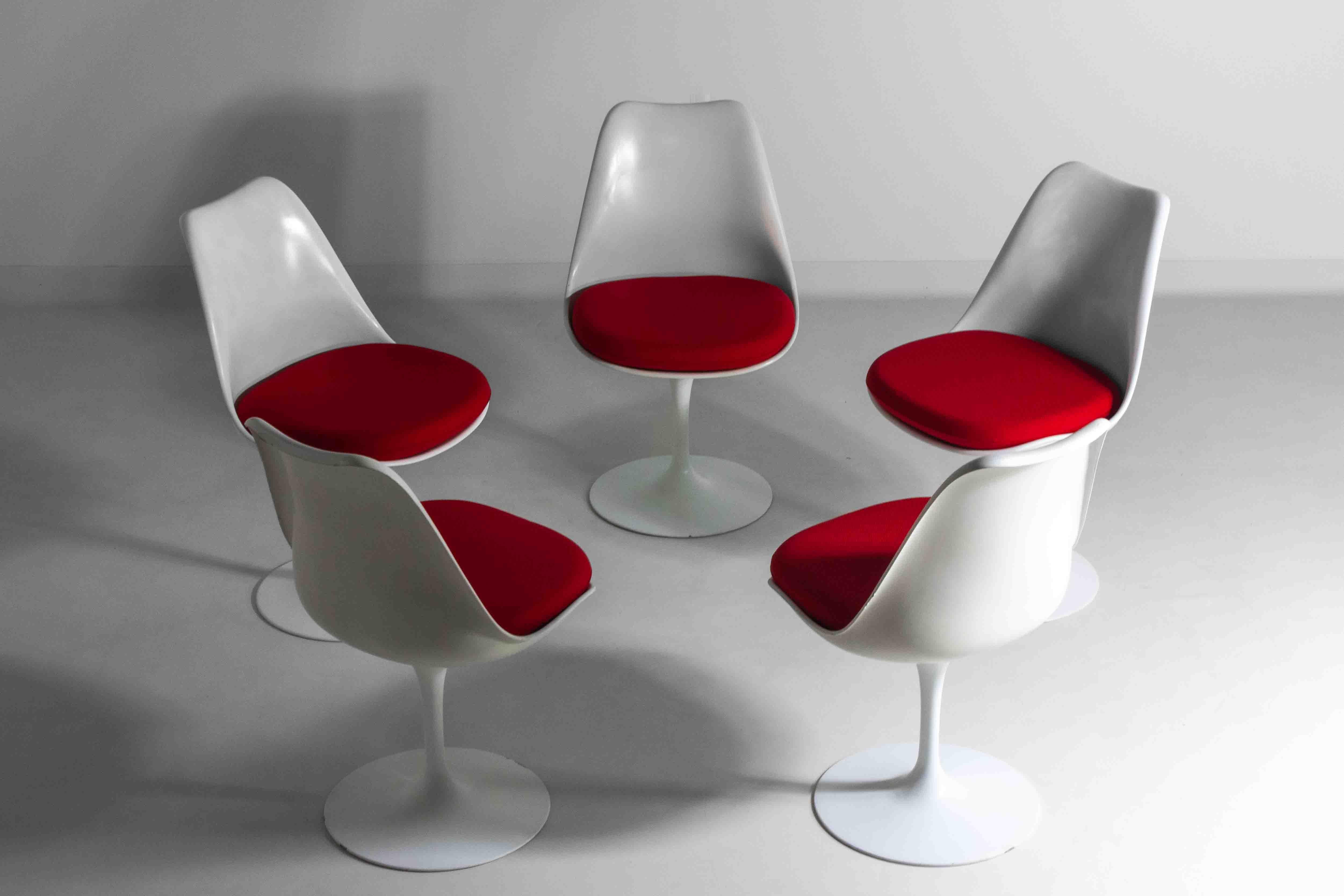 Aluminum Beautiful set of 5 tulip chairs by Eero Saarinen for Knoll International, 1970s