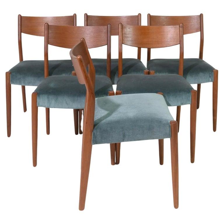 Set di 6 sedie da pranzo moderne danesi in teak con rivestimento in mohair. Pulisci le sedie da pranzo danesi in teak massiccio. Un set di sedie molto pulito e pronto all'uso. Prodotto in Danimarca. Situato a Brooklyn NYC. 

Venduto come set di (6)