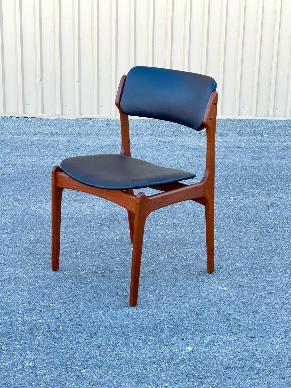 Beautiful Set of 6 Mid Century Modern Erik Buch Model 49 & 50 Teak Dining Chairs In Good Condition In Las Vegas, NV