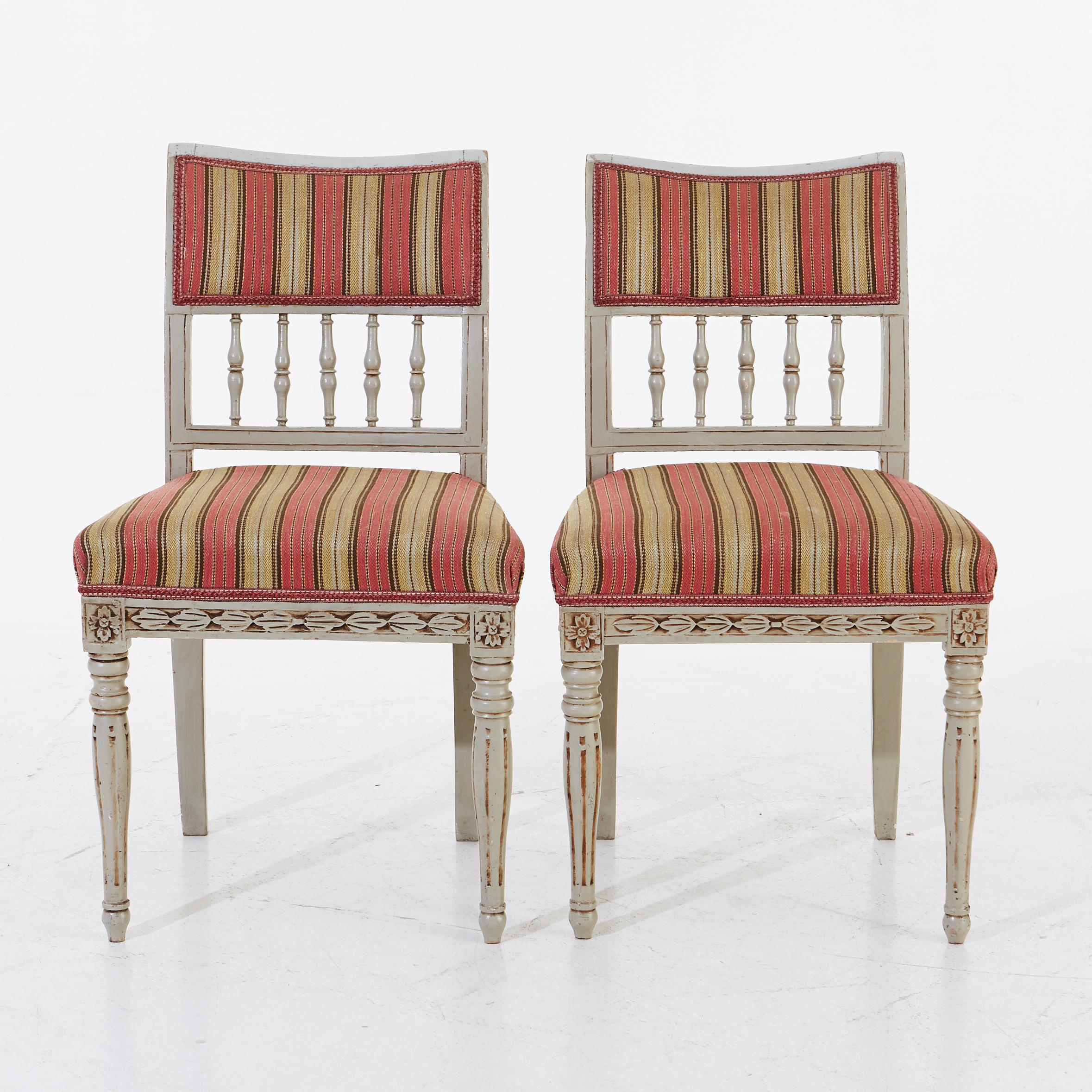 Set di 6 sedie da pranzo di epoca tardo-gustaviana (circa 1800) con gambe scanalate e dettagli intagliati a fiore e a foglia su base e gambe
Schienale e seduta imbottiti
telaio riverniciato
Misure: Altezza della seduta 19 pollici.
 