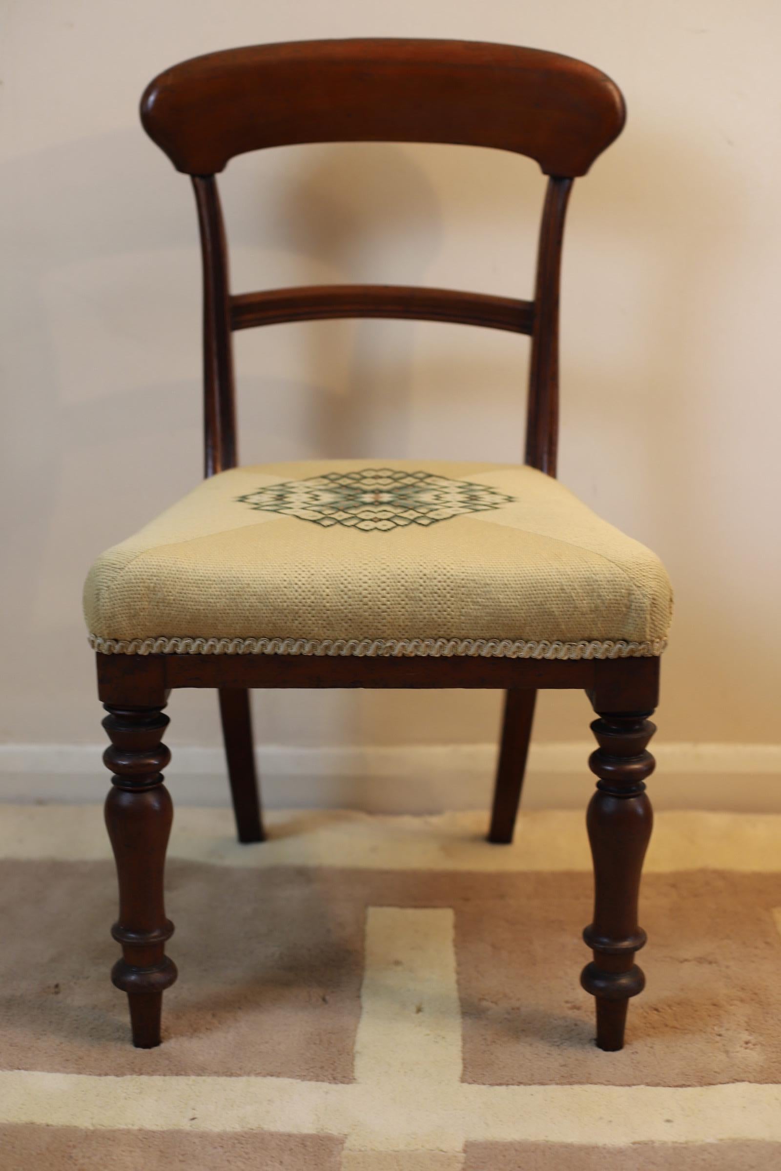 Beautiful Set of 8 Victorian Dining Chairs In Good Condition In Crawley, GB