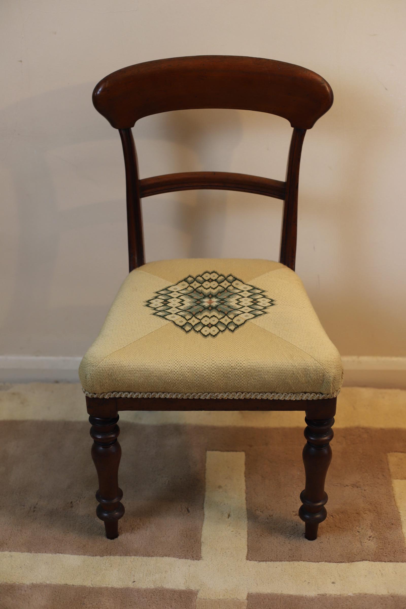 19th Century Beautiful Set of 8 Victorian Dining Chairs