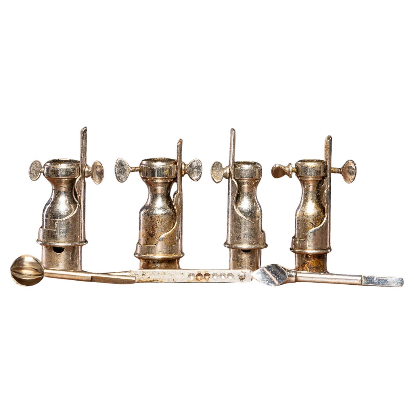 Bel ensemble d'instruments chirurgicaux du début des années 1900, comprenant une scie d'amputation estampillée A. GOUGEON et un trépan Renault complet avec ses accessoires (rare). En bon état général. Légère oxydation à certains endroits.