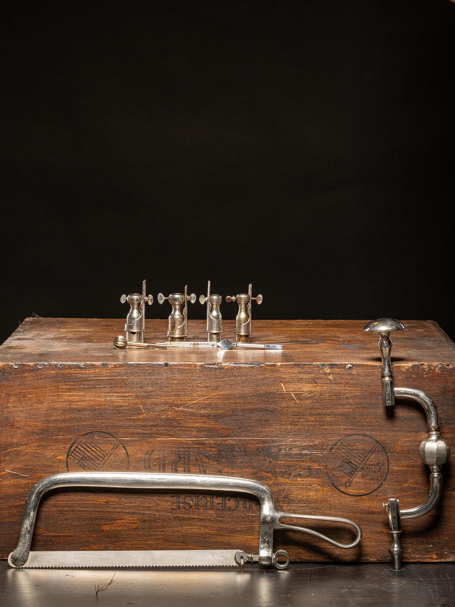 Magnifique ensemble d'instruments surgiques du début des années 1900, comprenant une scie d'amputation en vente 2