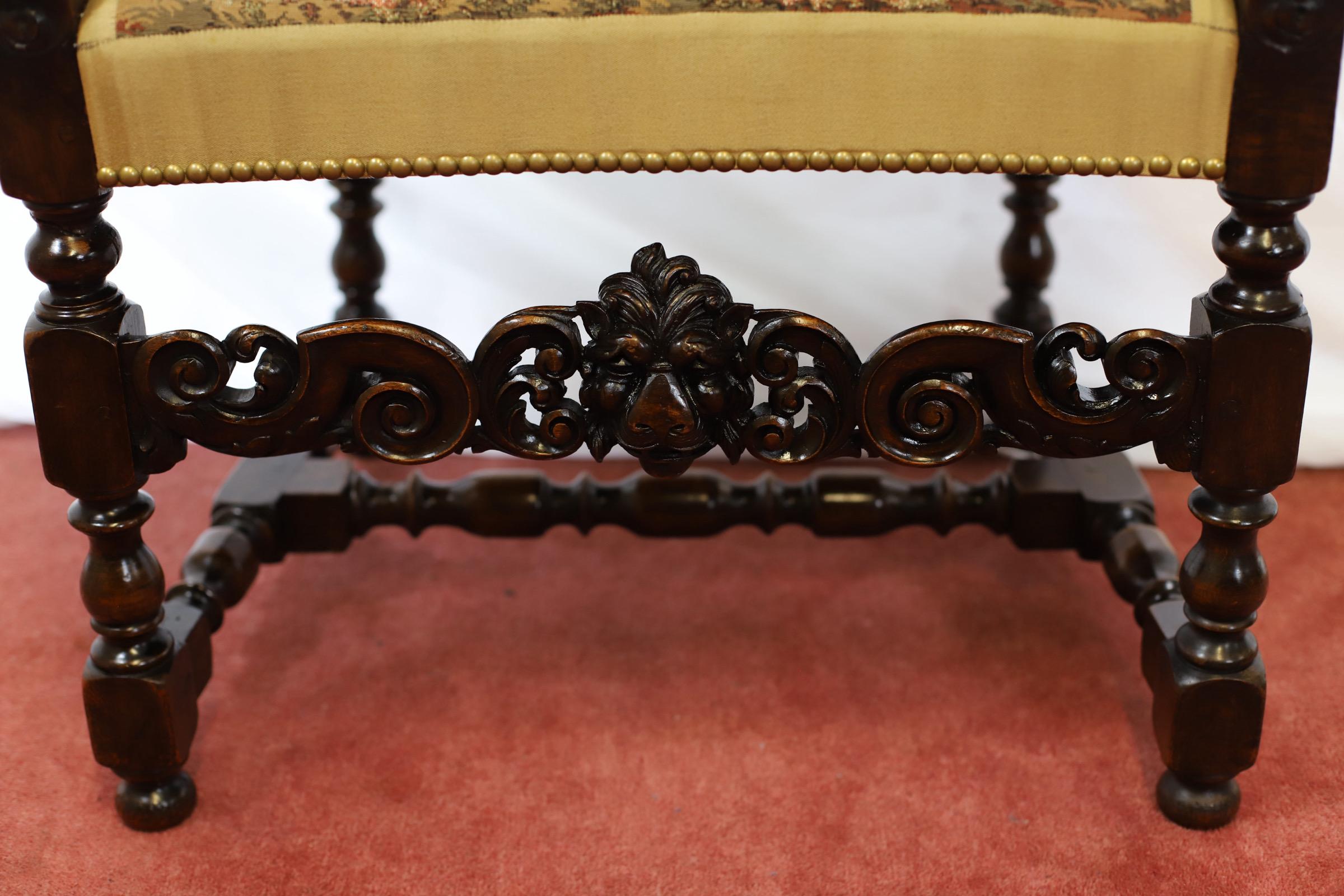 Bellissimo set di otto poltrone da pranzo in noce italiano in stile rinascimentale in vendita 3