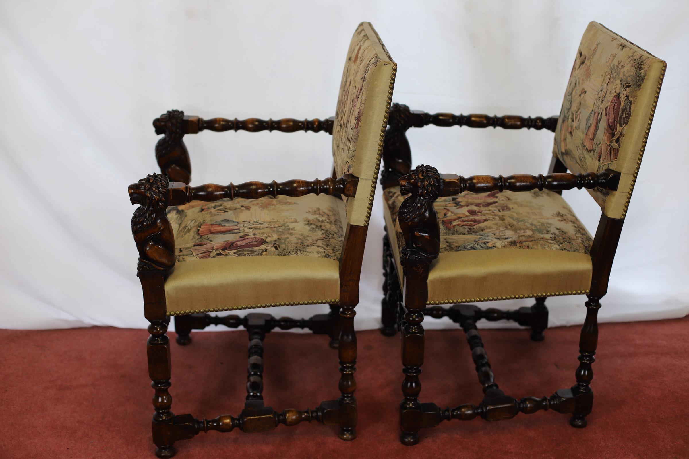 Bellissimo set di otto poltrone da pranzo in noce italiano in stile rinascimentale in vendita 6