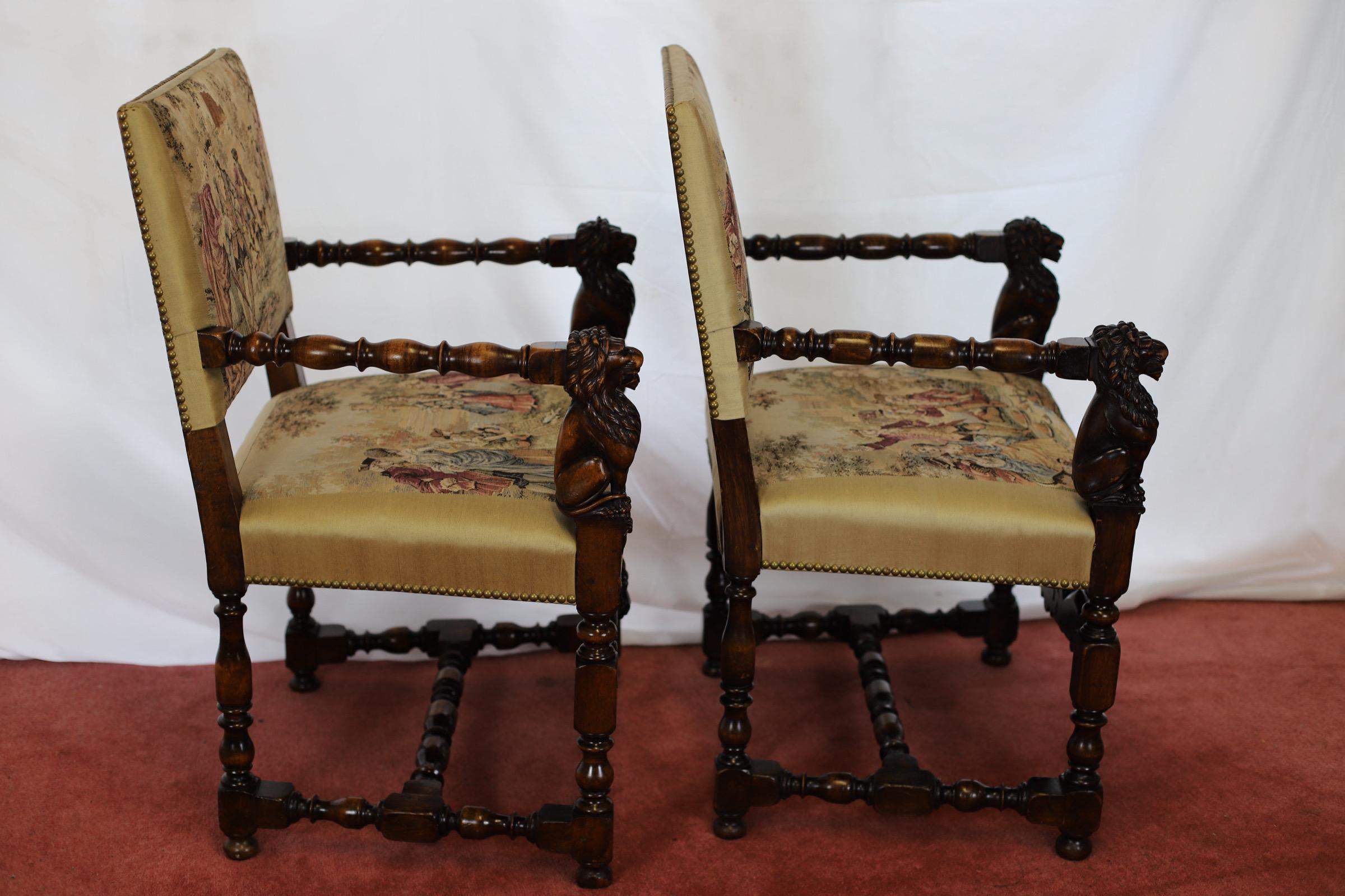 Bellissimo set di otto poltrone da pranzo in noce italiano in stile rinascimentale in vendita 7