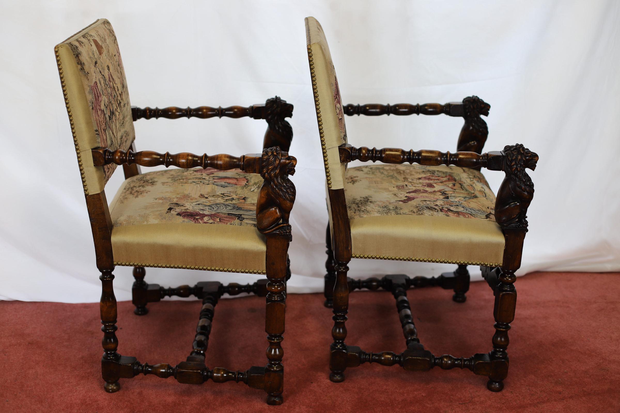Bellissimo set di otto poltrone da pranzo in noce italiano in stile rinascimentale in vendita 11