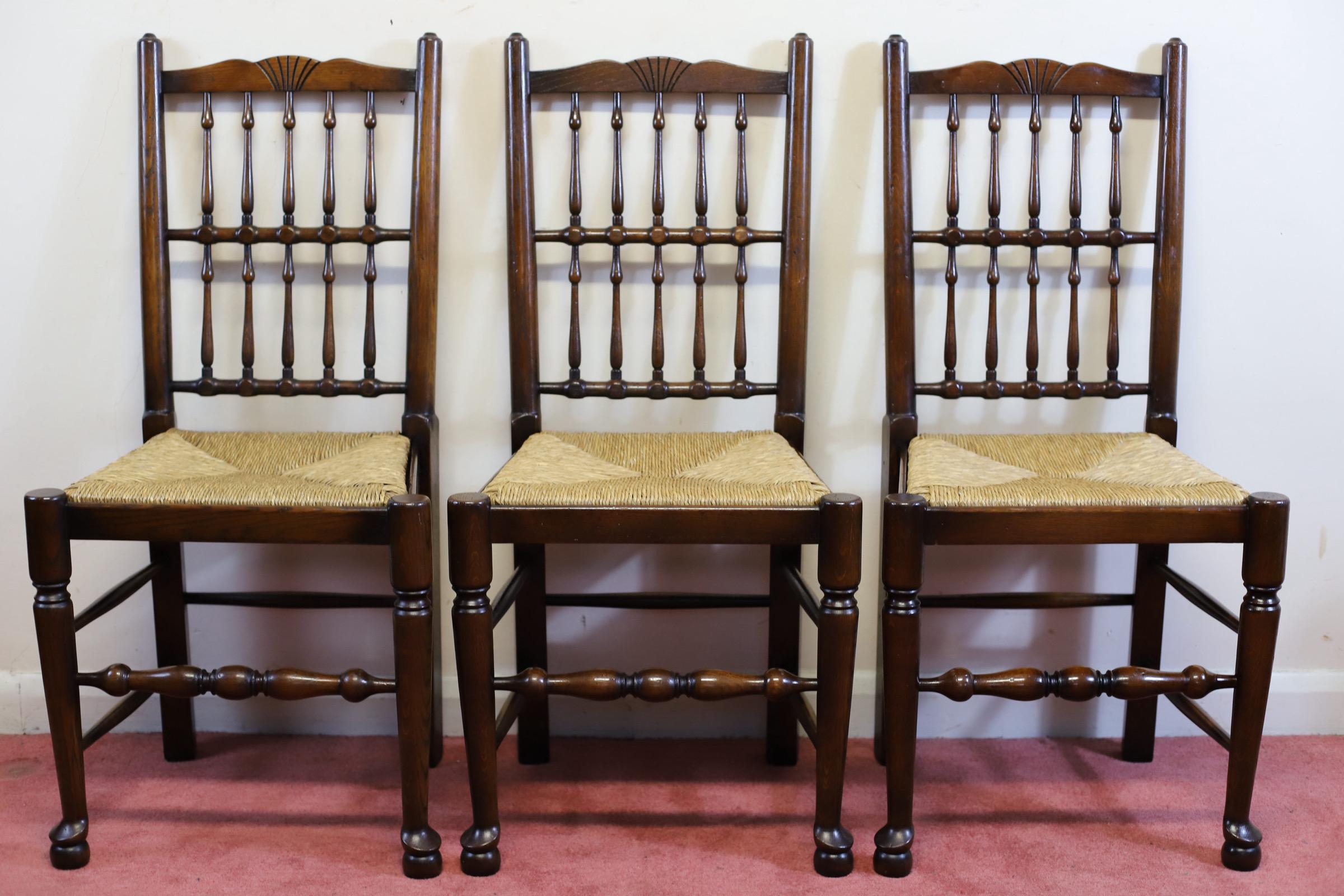 Un bellissimo set di otto sedie da pranzo Lancashire in vendita 8
