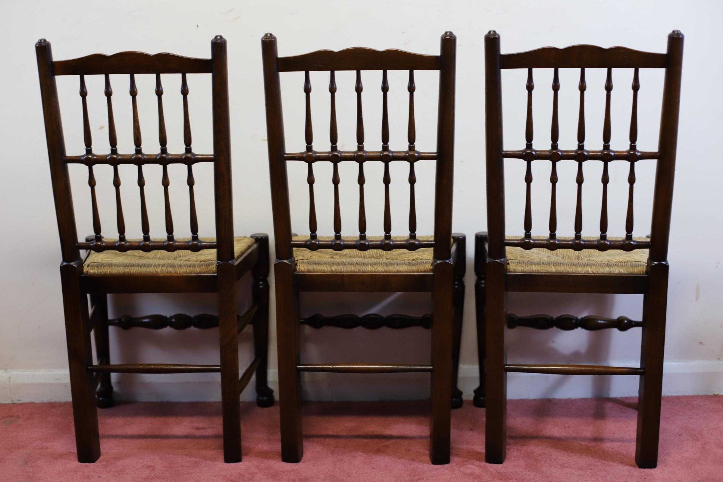 Un bellissimo set di otto sedie da pranzo Lancashire in vendita 10