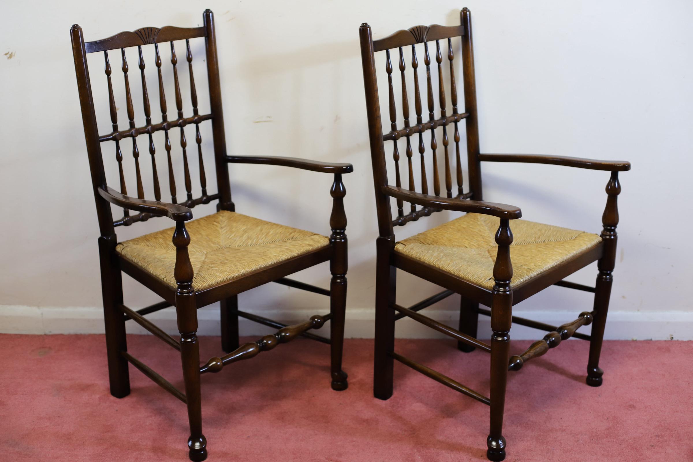 Fatto a mano Un bellissimo set di otto sedie da pranzo Lancashire in vendita