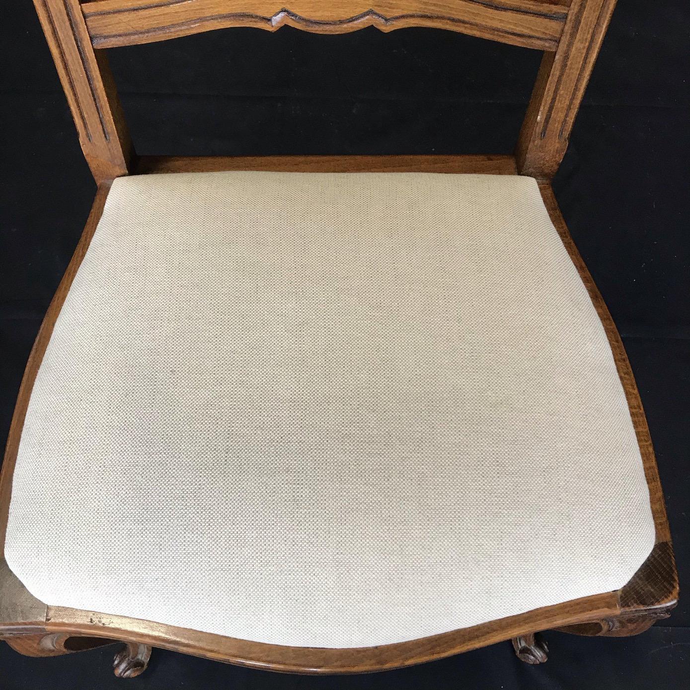 Schöner Satz von fünf französischen Esszimmerstühlen im Louis-XV-Stil mit Leiterrückenlehne im Angebot 6