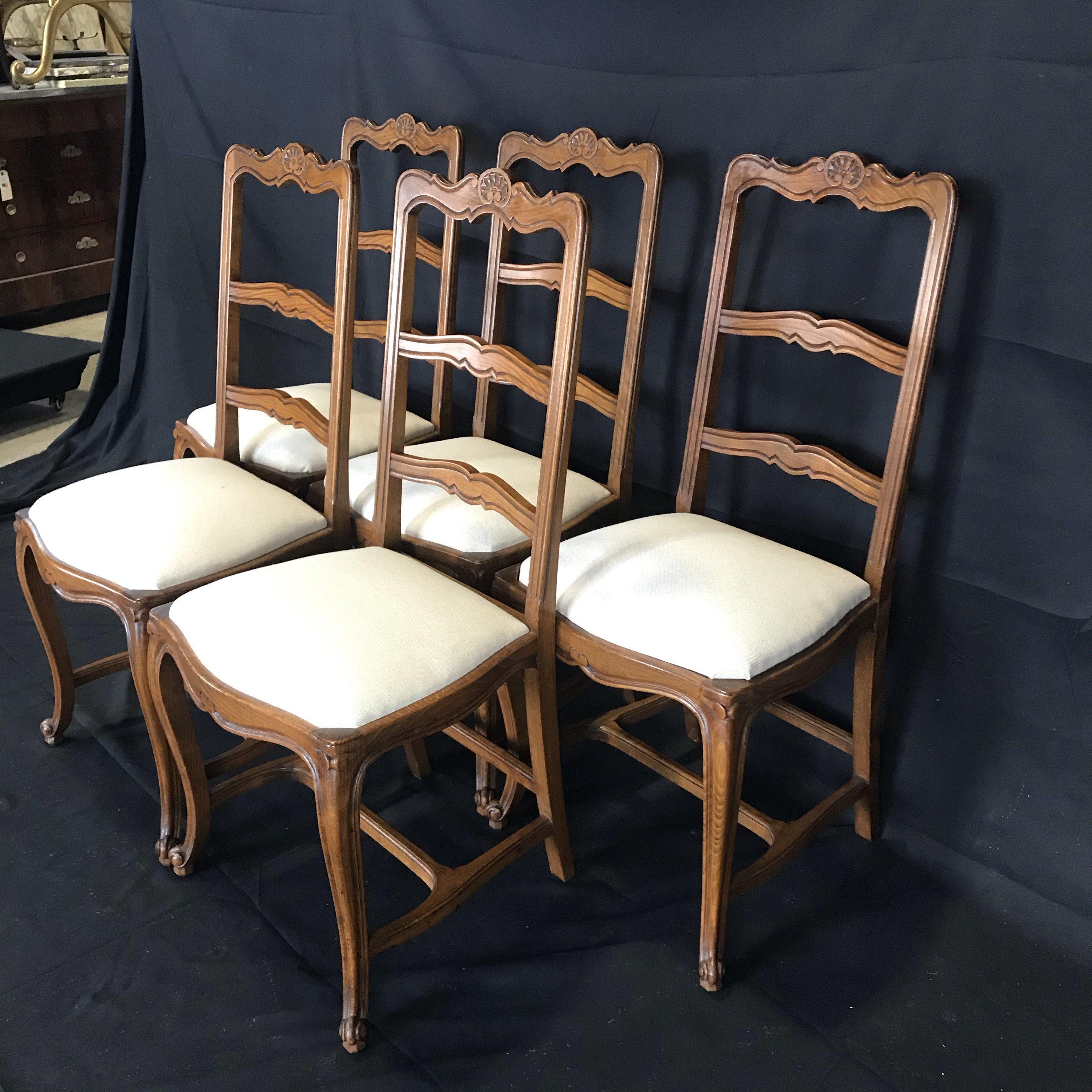 Schöner Satz von fünf französischen Esszimmerstühlen im Louis-XV-Stil mit Leiterrückenlehne (Französisch) im Angebot