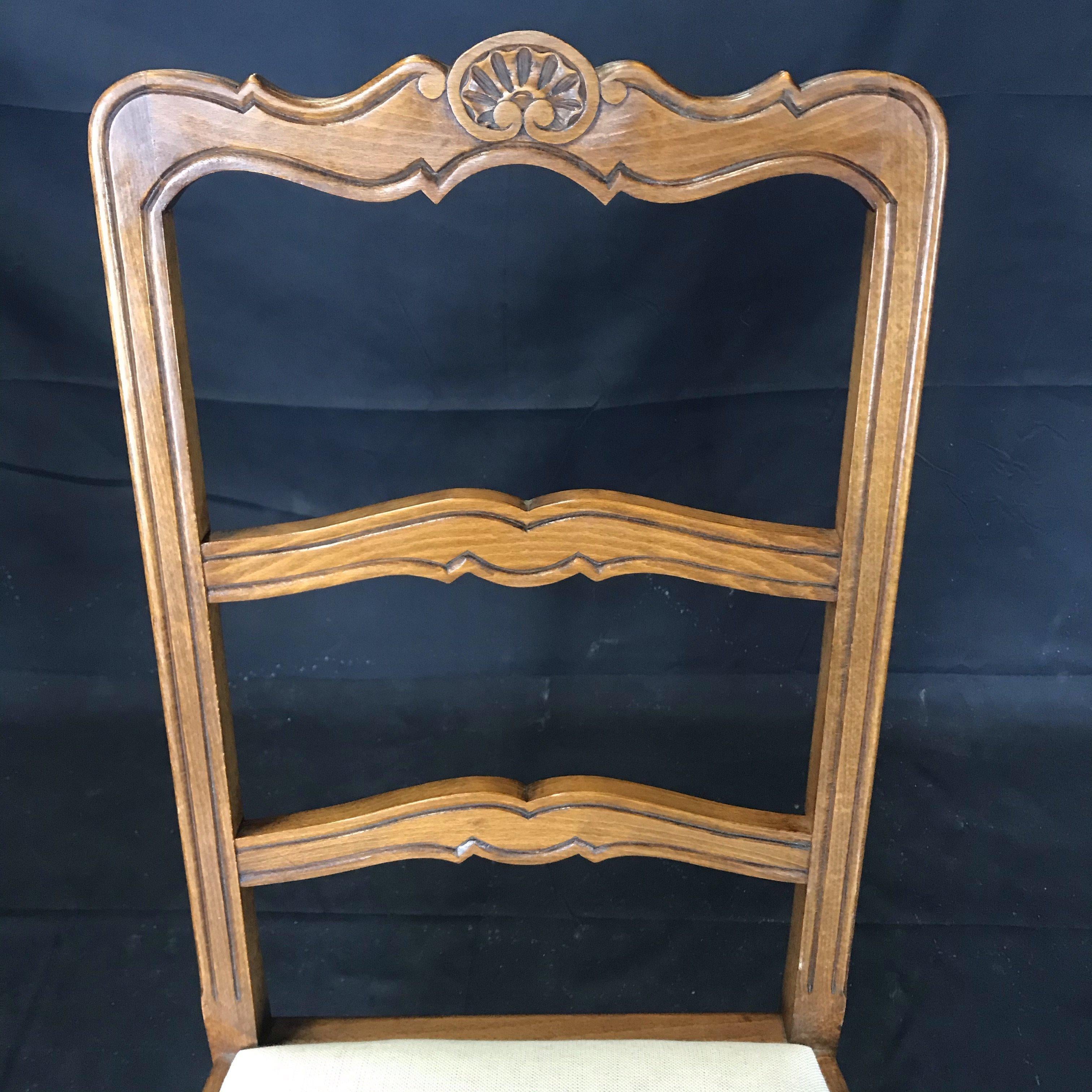 Schöner Satz von fünf französischen Esszimmerstühlen im Louis-XV-Stil mit Leiterrückenlehne (Polster) im Angebot