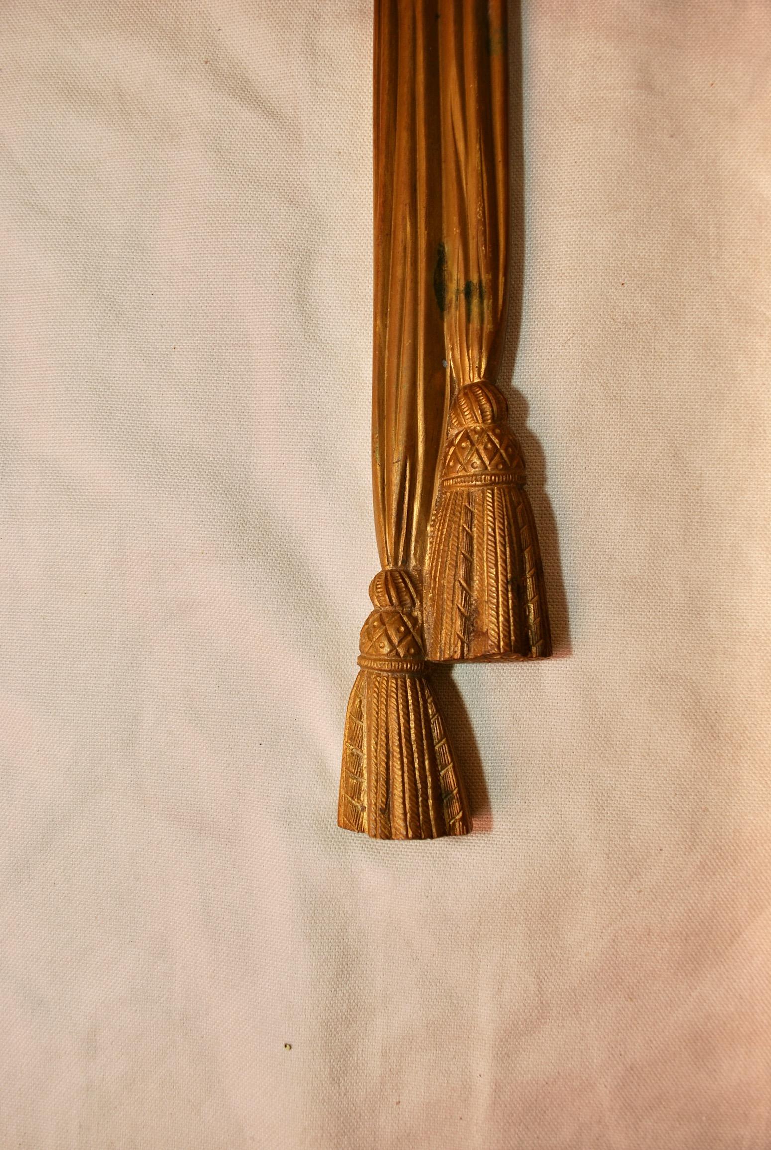 Schöner Satz von vier großen französischen Bronze-Wandleuchtern ( zwei sind verkauft) (Französisch) im Angebot