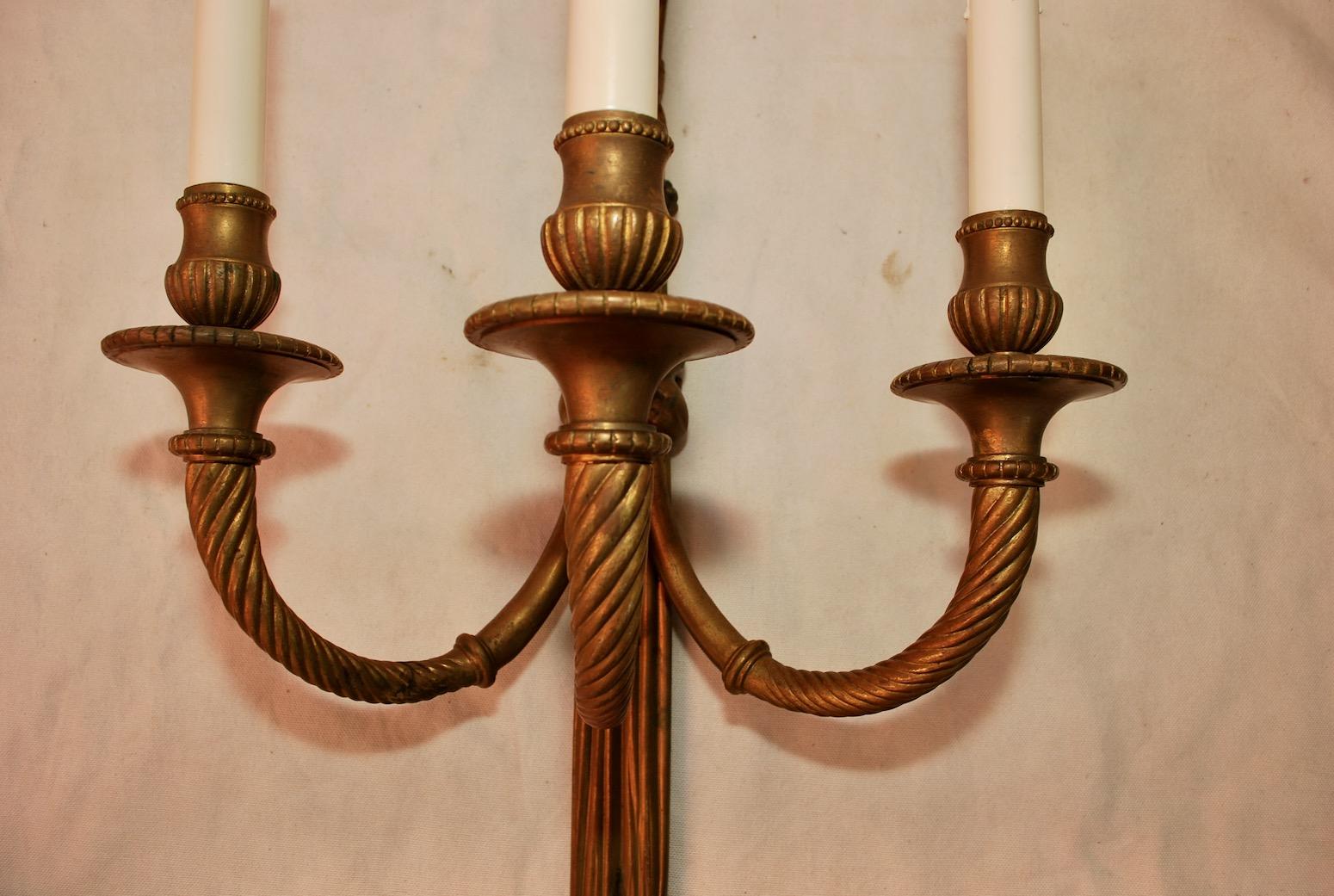 Schöner Satz von vier großen französischen Bronze-Wandleuchtern ( zwei sind verkauft) im Angebot 1