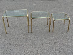 Magnifique ensemble de tables gigognes françaises des années 1970 en laiton et verre
