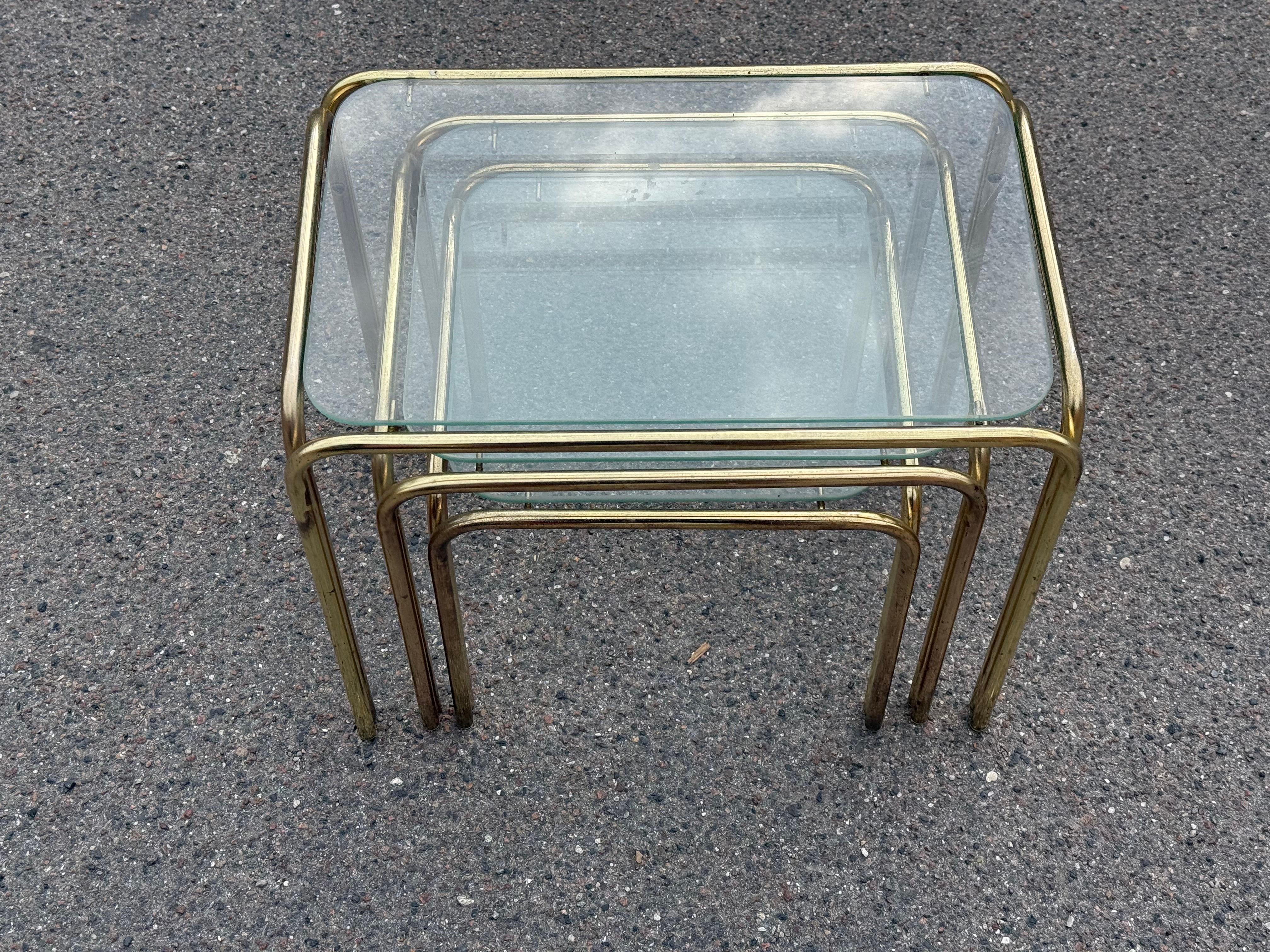 Beautiful set of French 1970's nesting tables in brass and glass In Good Condition For Sale In Copenhagen, DK