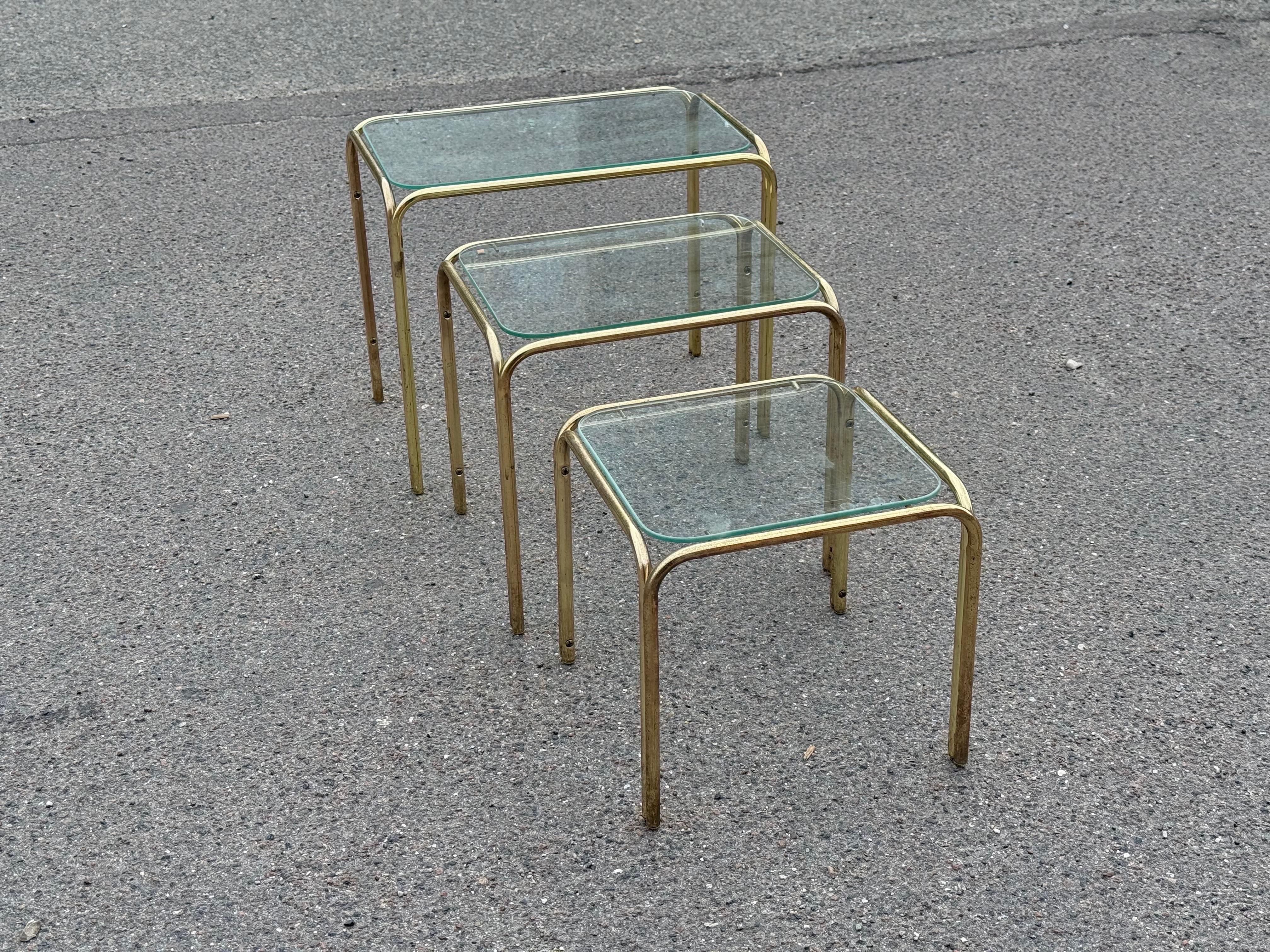 Late 20th Century Beautiful set of French 1970's nesting tables in brass and glass For Sale
