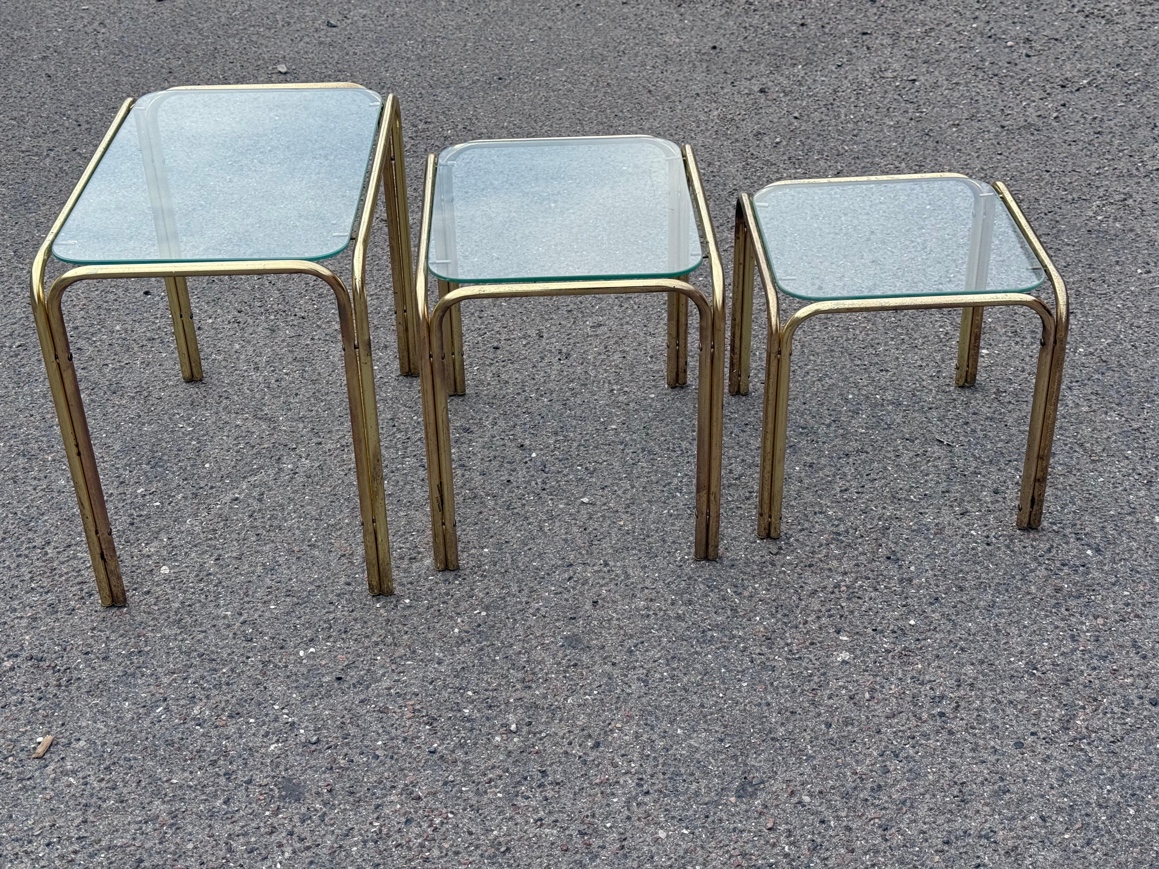 Beautiful set of French 1970's nesting tables in brass and glass For Sale 1