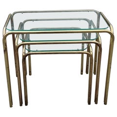 Schöner Satz französischer Nisttische aus Messing und Glas aus den 1970er Jahren
