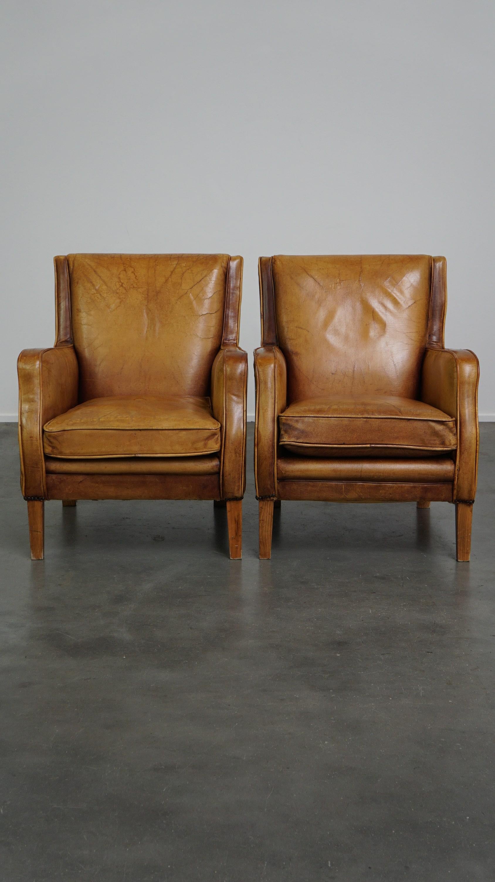 In offerta questo bellissimo set di poltrone in pelle di colore cognac chiaro in stile inglese.

Un set come questo può essere inserito in modo eccellente e semplice in quasi tutti gli stili di interni grazie al suo design e al suo aspetto senza