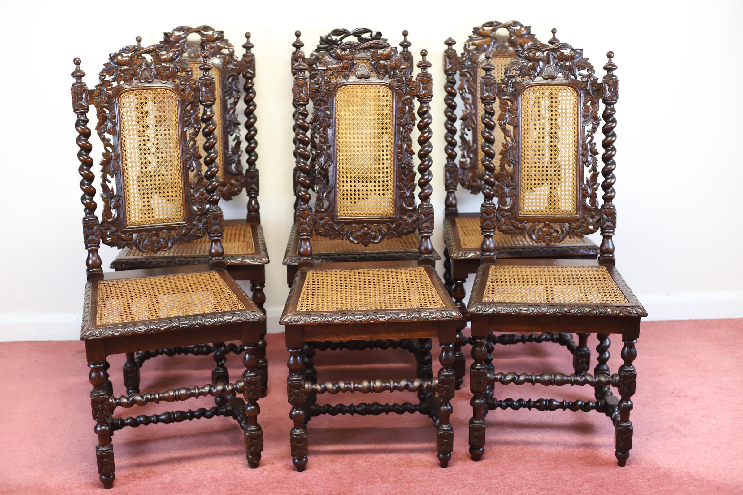 Hochdekorativer Satz von sechs antiken viktorianischen Jacobean-Eichenstühlen aus der Zeit um 1870. Sie haben kunstvoll geschnitzte Rückenlehnen mit geschnitzten und durchbrochenen Mittelplatten und eine geschnitzte Rückenschiene, die Weinblätter