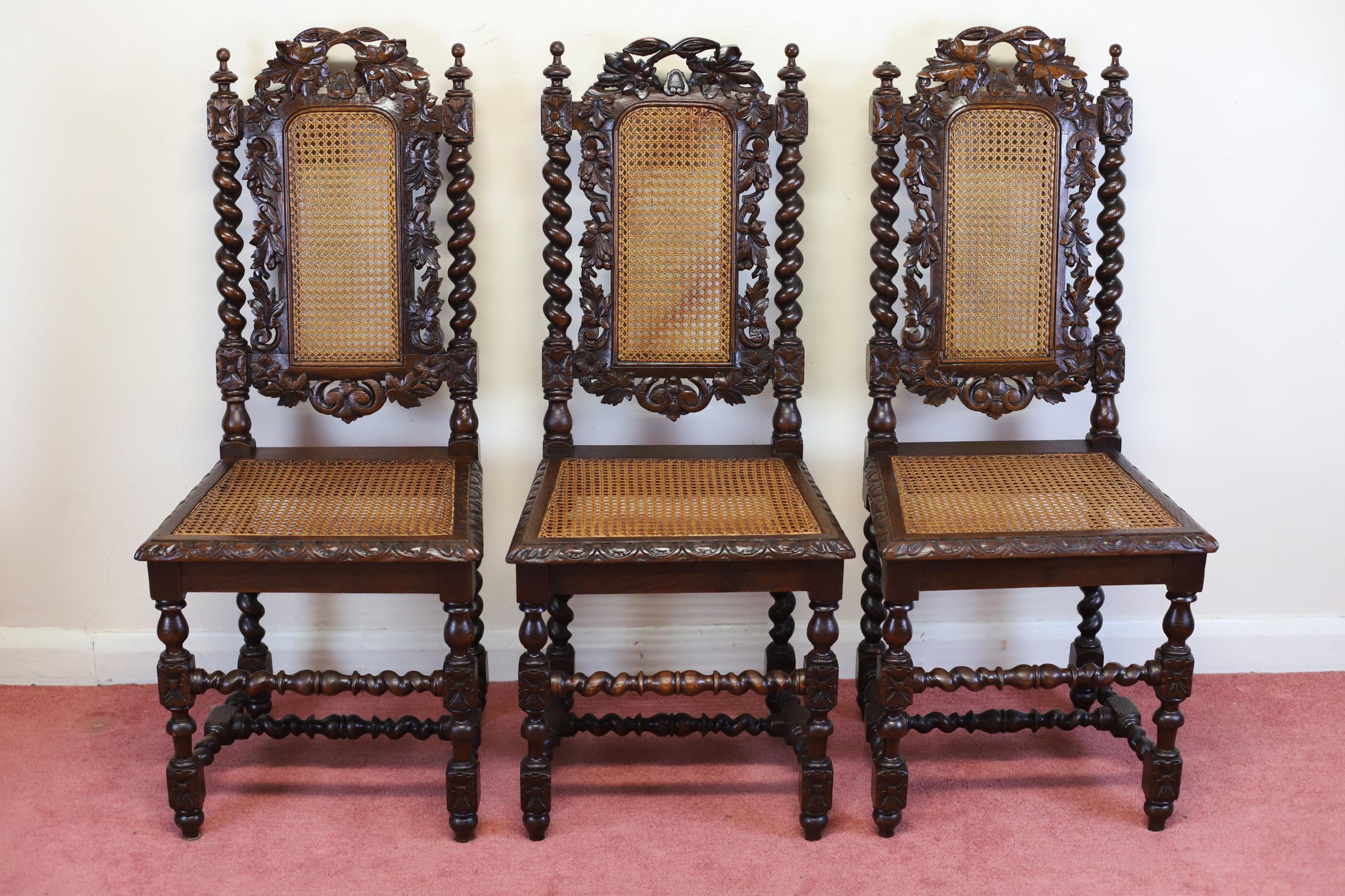 Schöner Satz von sechs antiken viktorianischen geschnitzten Eichenholz-Esszimmerstühlen (Britisch) im Angebot