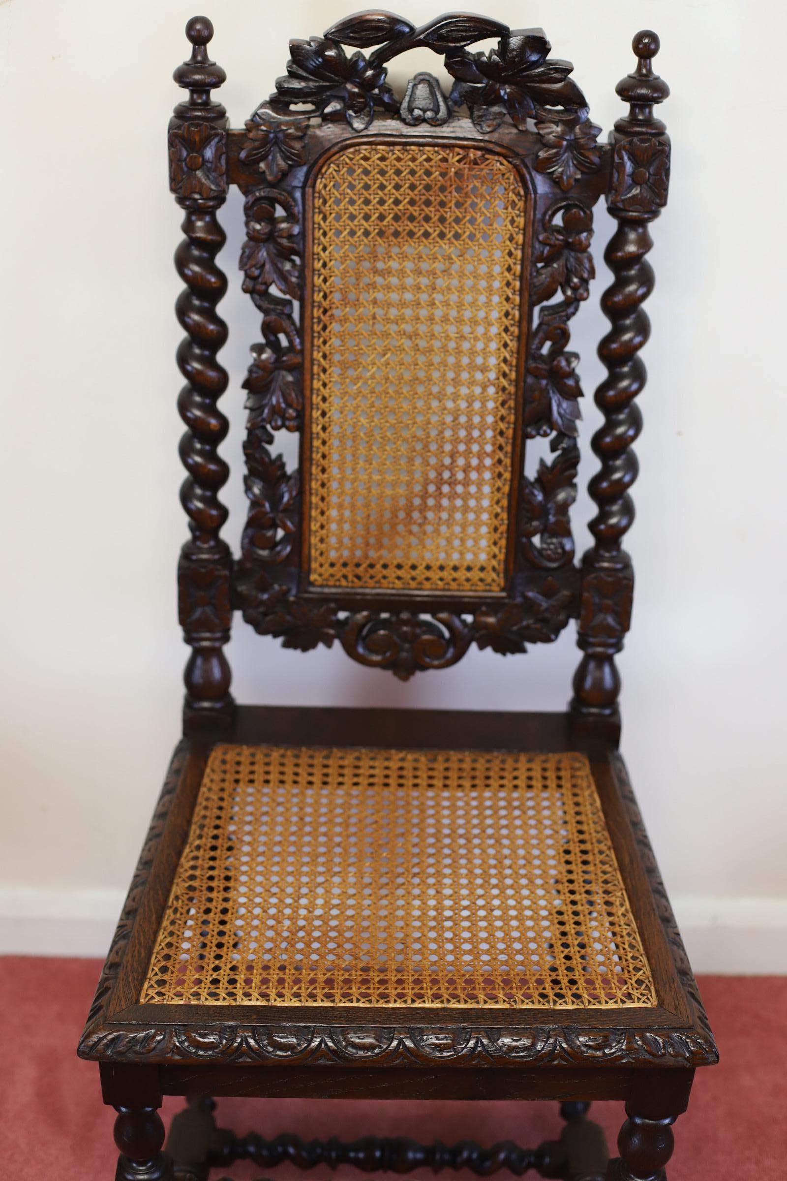 Magnifique ensemble de six chaises de salle à manger victoriennes anciennes en chêne sculpté Bon état - En vente à Crawley, GB