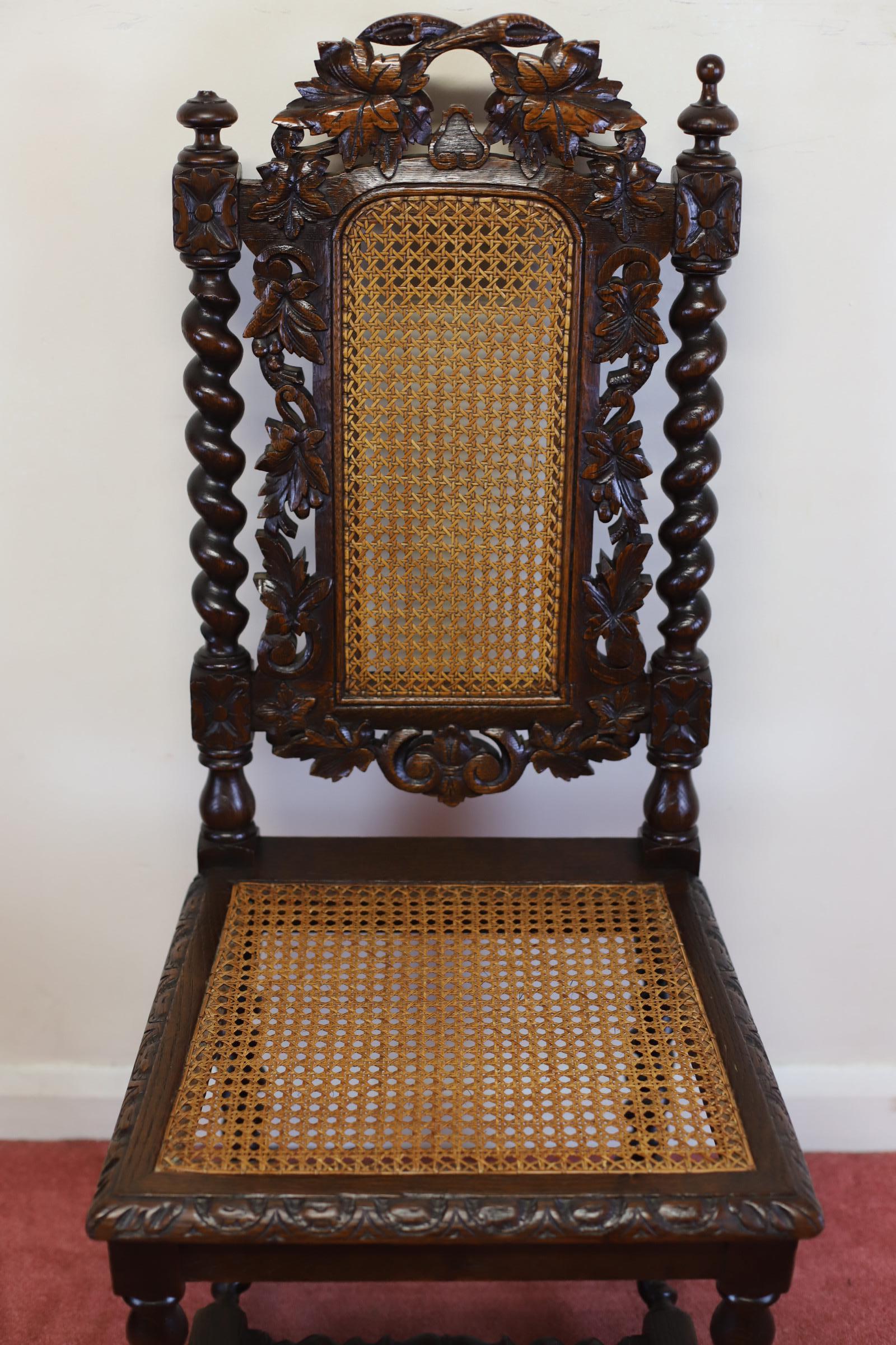 XIXe siècle Magnifique ensemble de six chaises de salle à manger victoriennes anciennes en chêne sculpté en vente