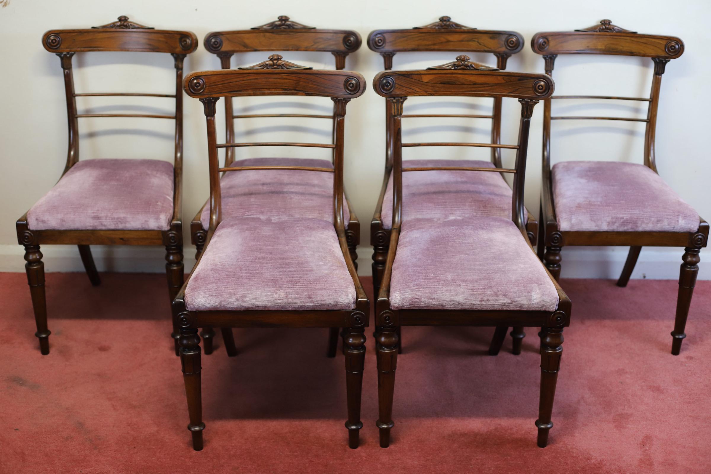 Wir freuen uns, dieses erstaunliche Set von sechs Regency Palisander Esszimmerstühlen mit gepolstertem Sitz, in schönem Zustand, um 1820, anbieten zu können. 
Zögern Sie nicht, mich zu kontaktieren, wenn Sie irgendwelche Fragen haben.
Bitte sehen