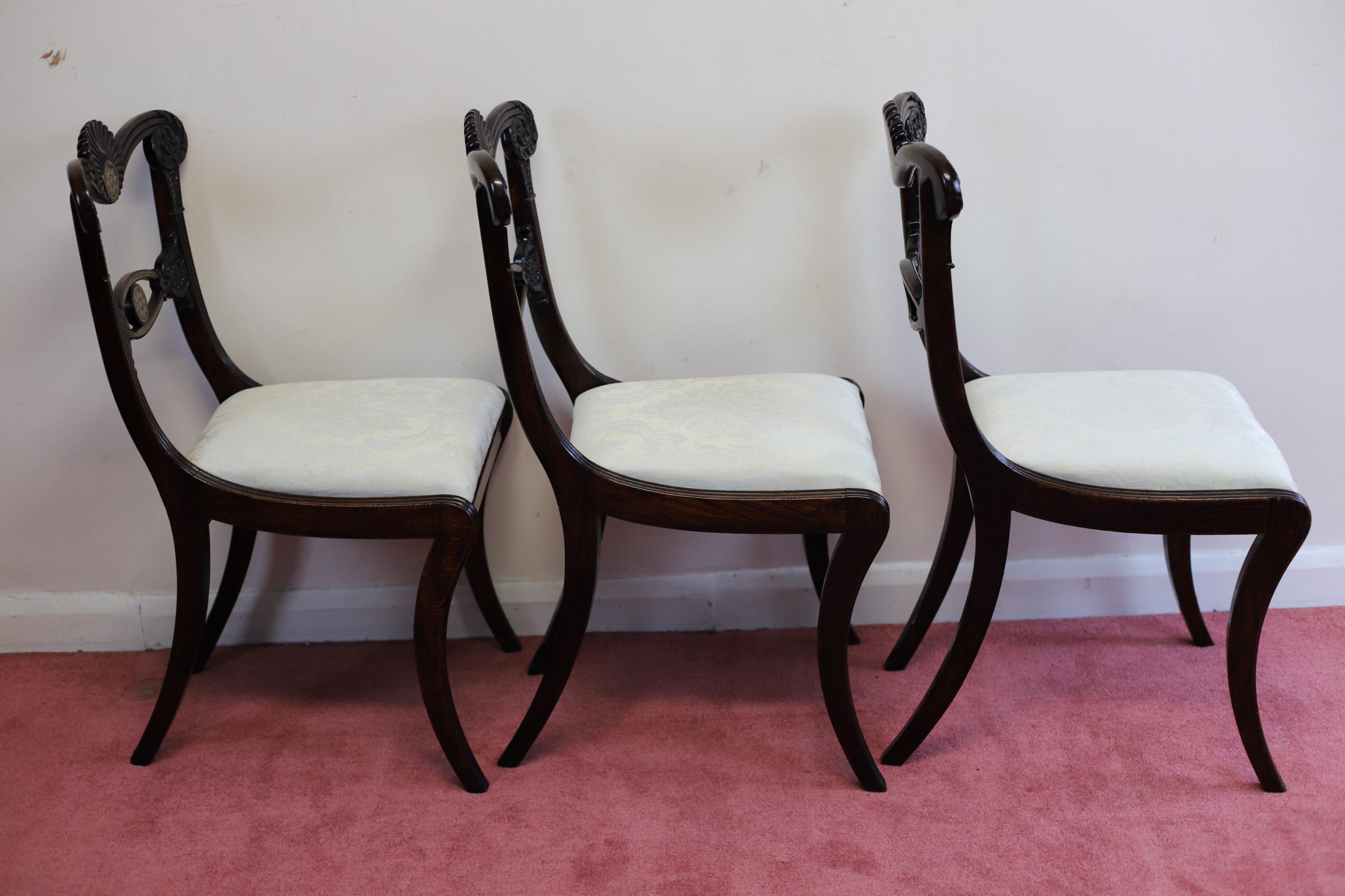 Schöner Satz von sechs Regency-Esszimmerstühlen aus Hartholz und Messing mit Intarsien im Angebot 9
